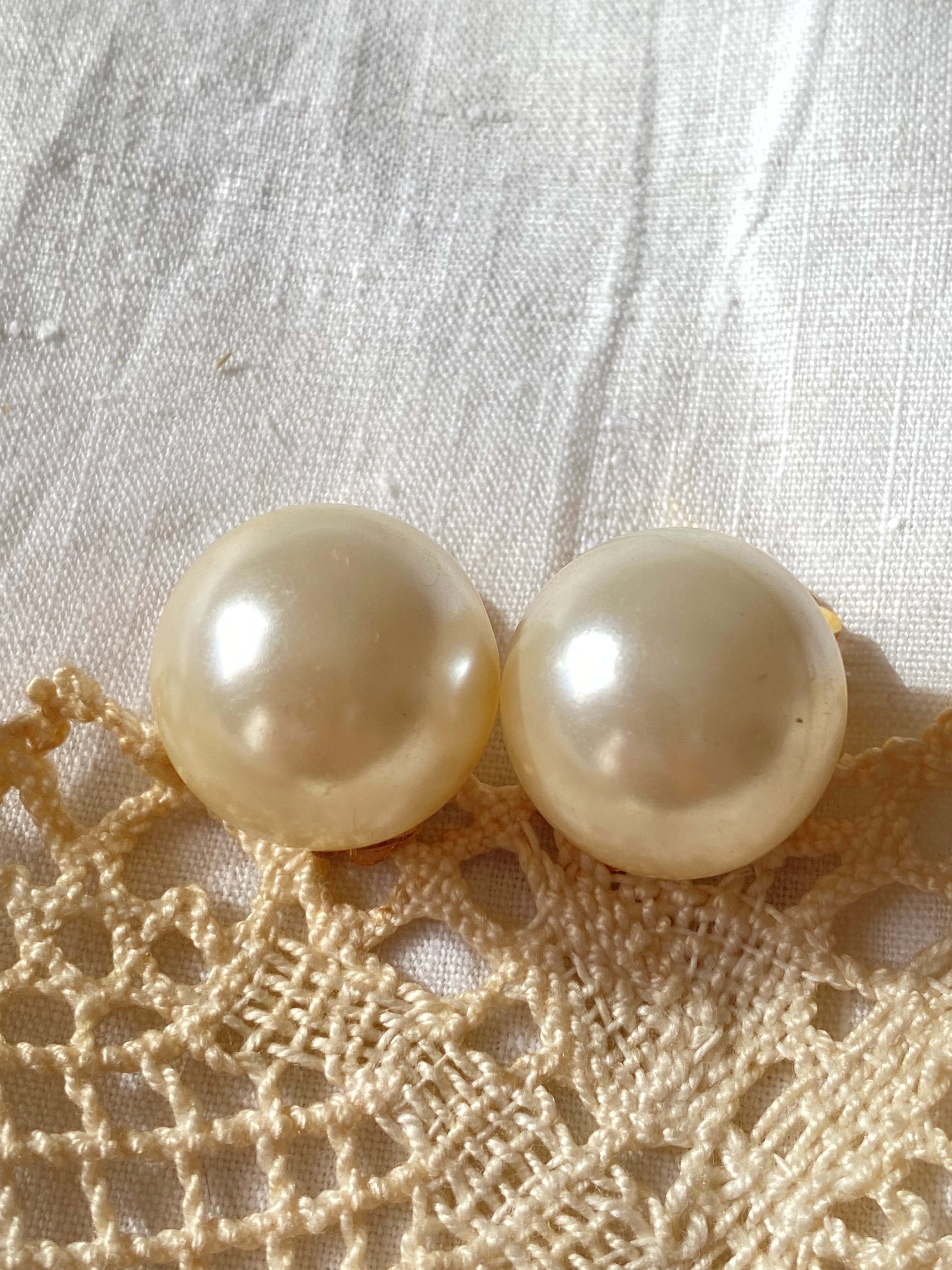 Orecchini perla a bottone