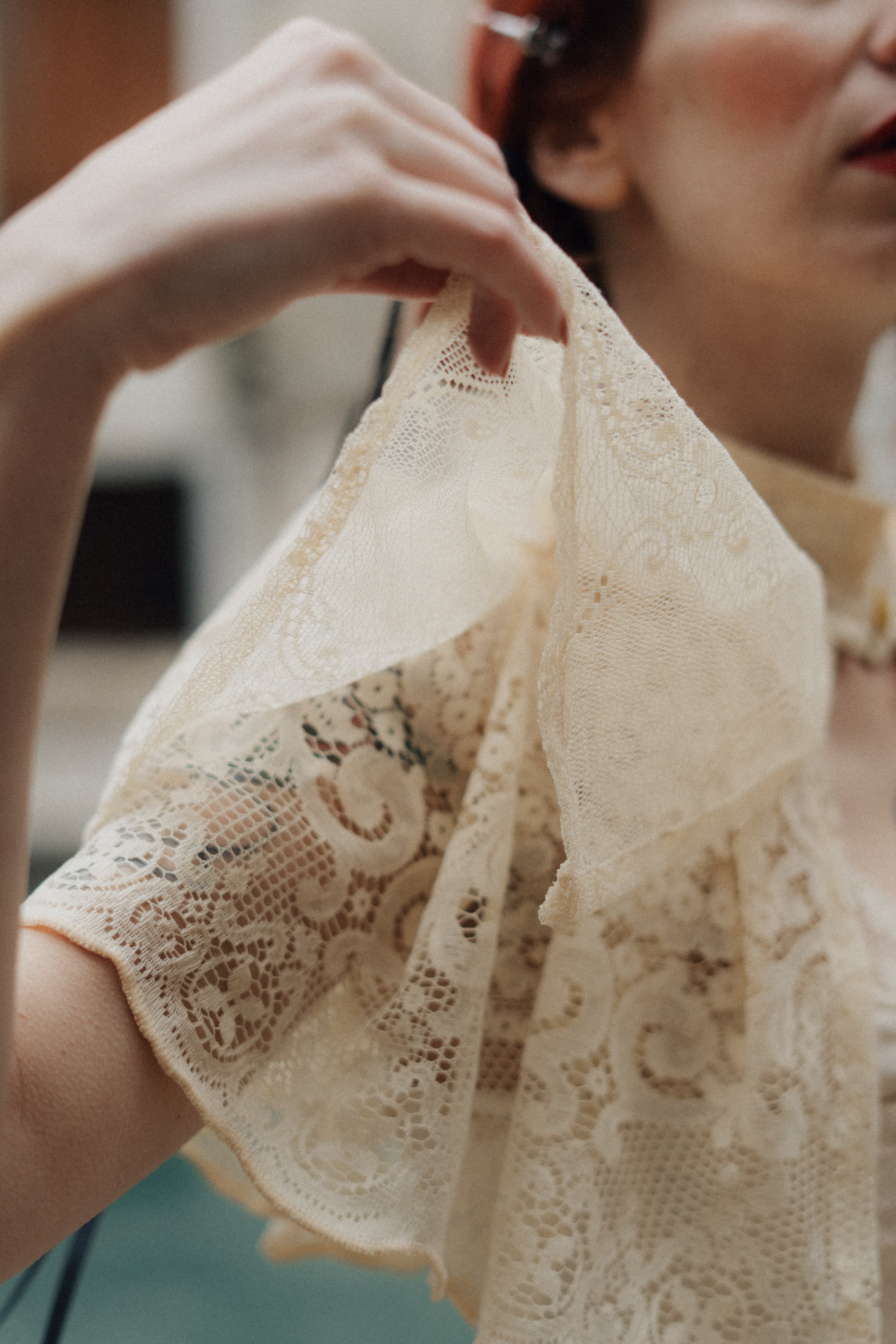 Mantellina stile vittoriano in pizzo antico veneziano pastello