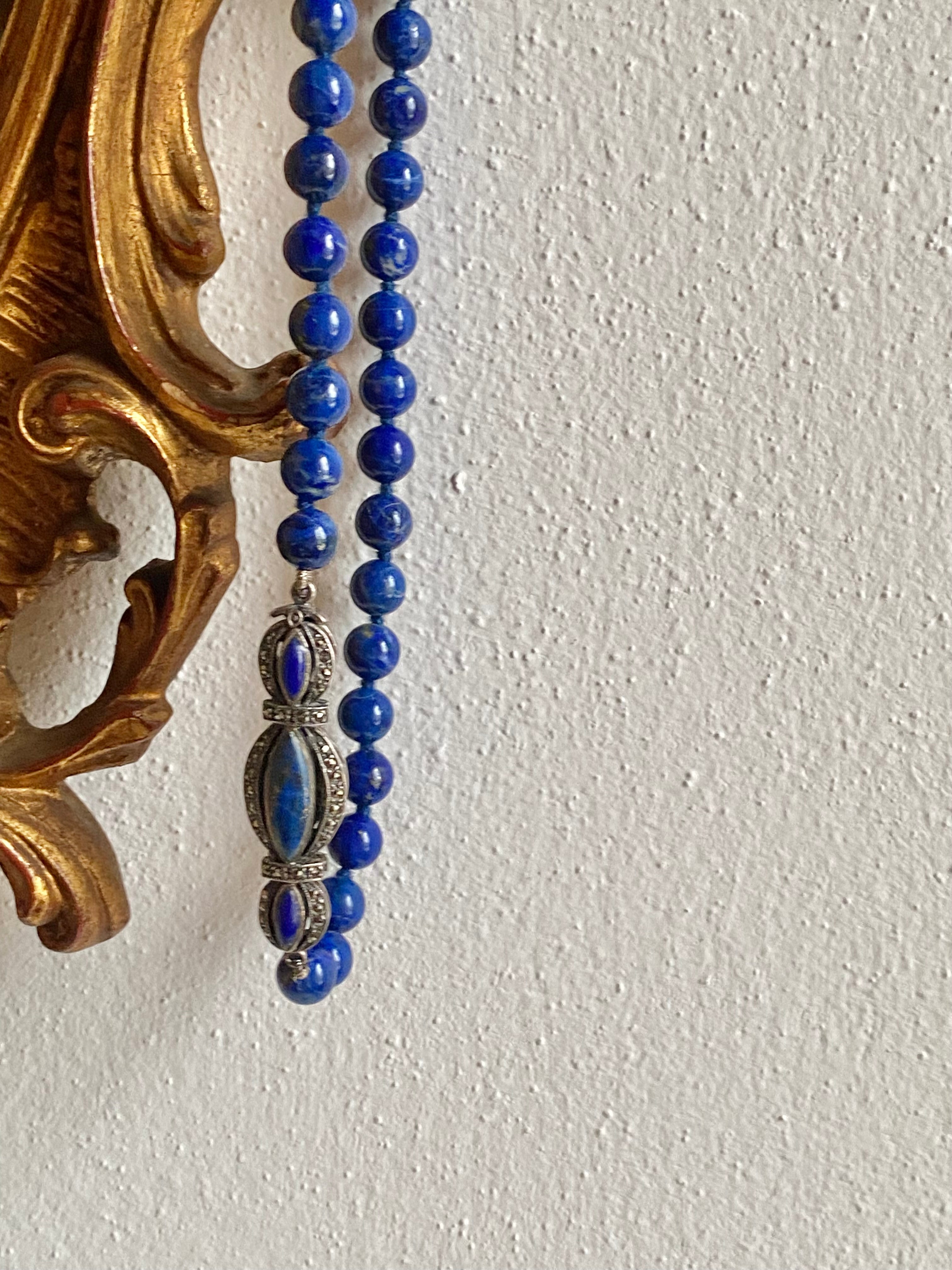 Collana in lapislazzuli con chiusura in pietra