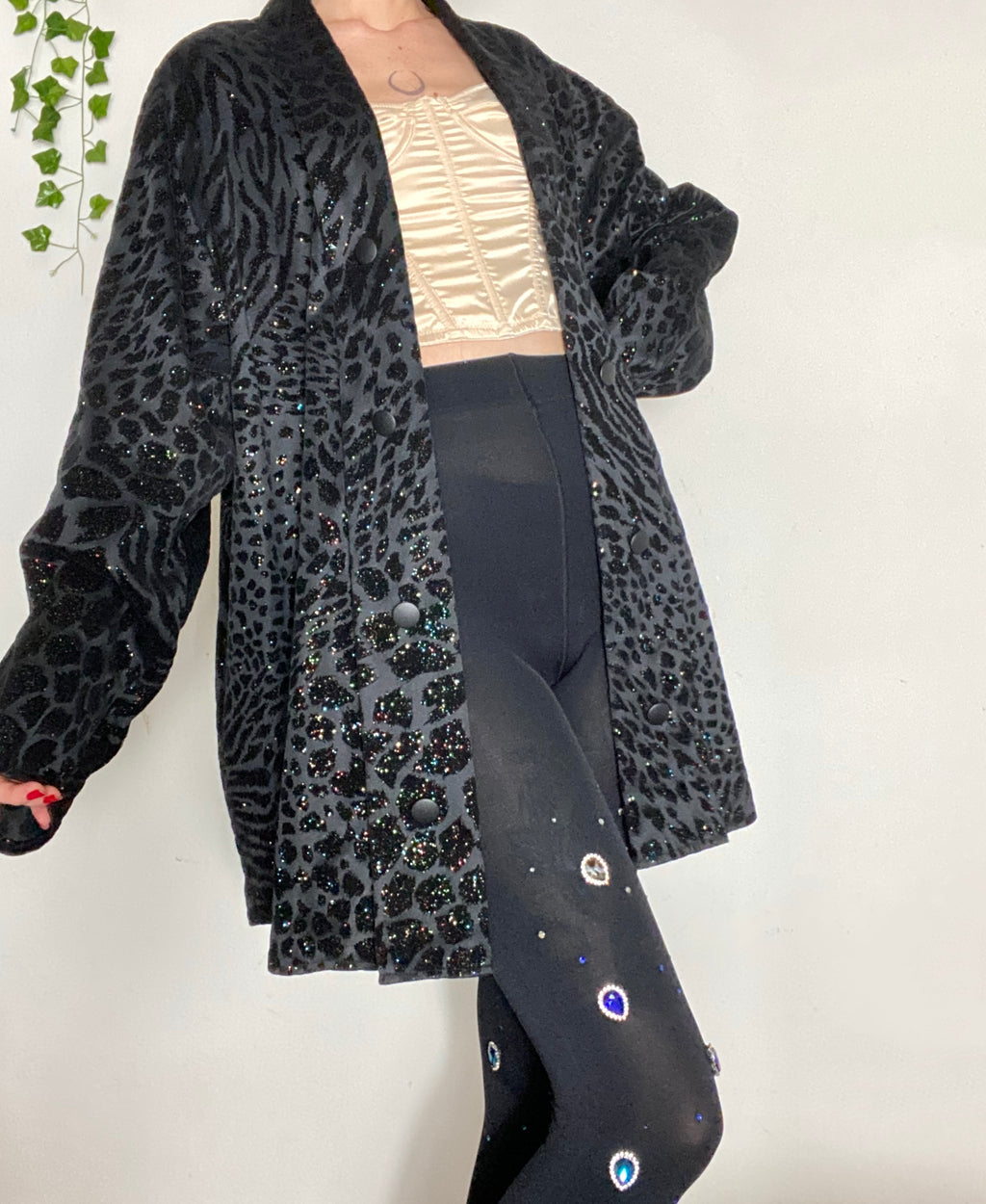 Blazer nero con dettagli maculati glitterati e collo sciallato