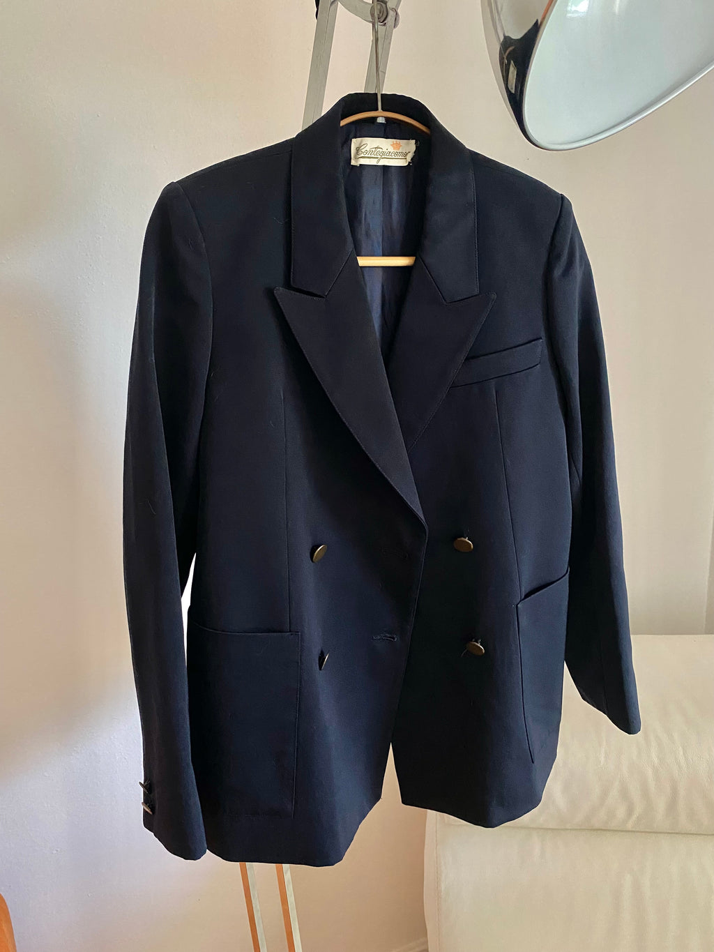 Blazer doppiopetto blu e revers a punta di lancia