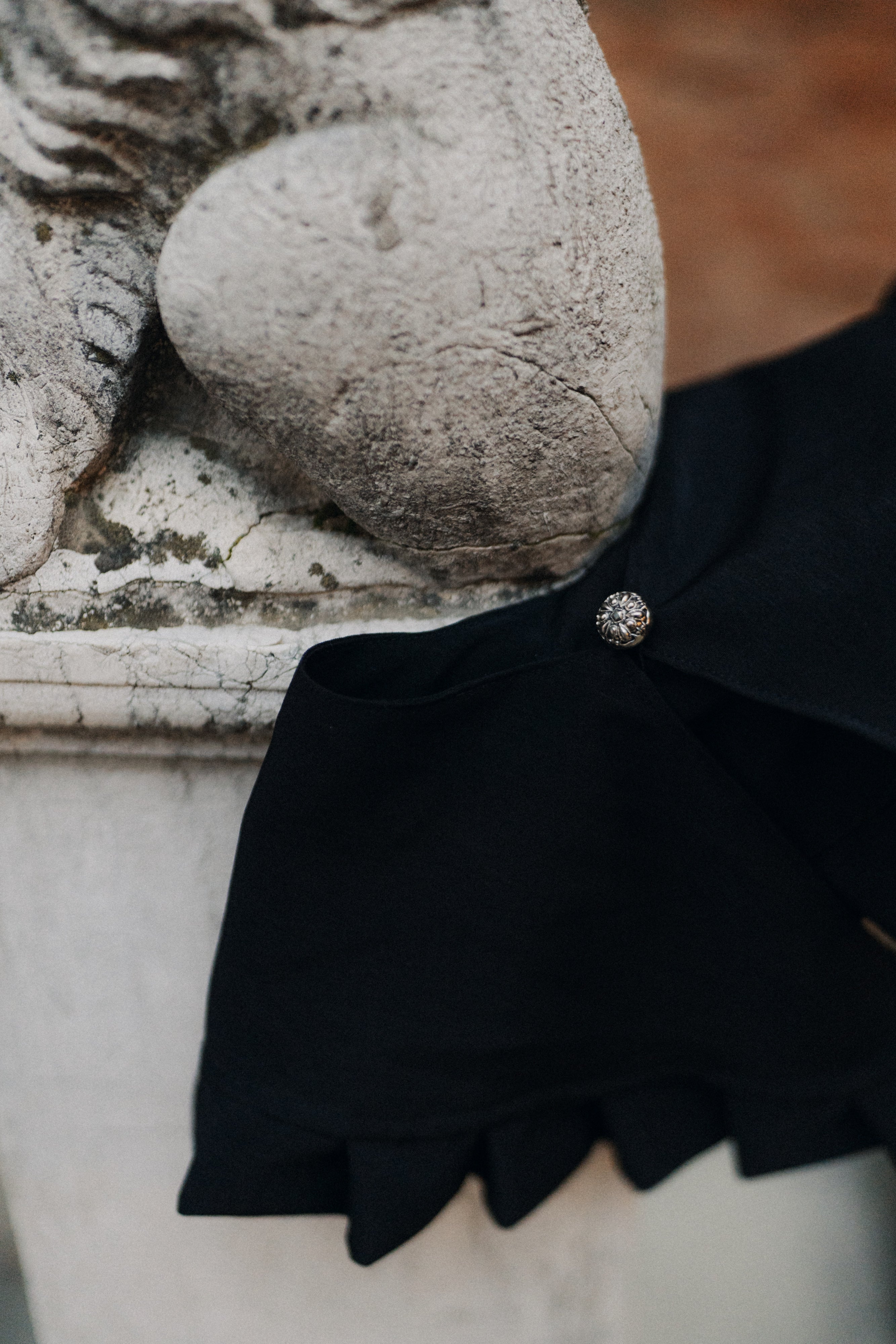 Ruffled pointed collar