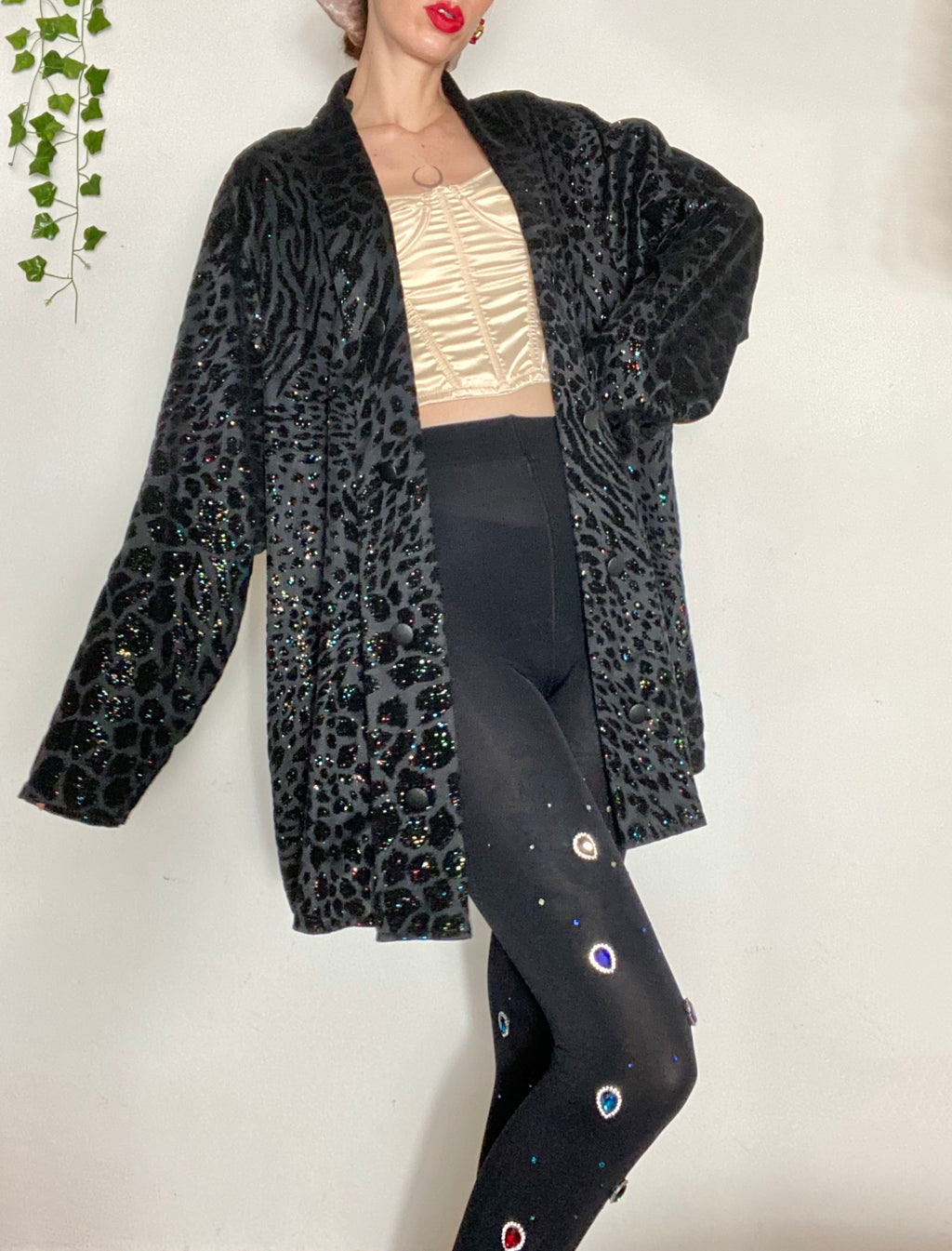 Blazer nero con dettagli maculati glitterati e collo sciallato