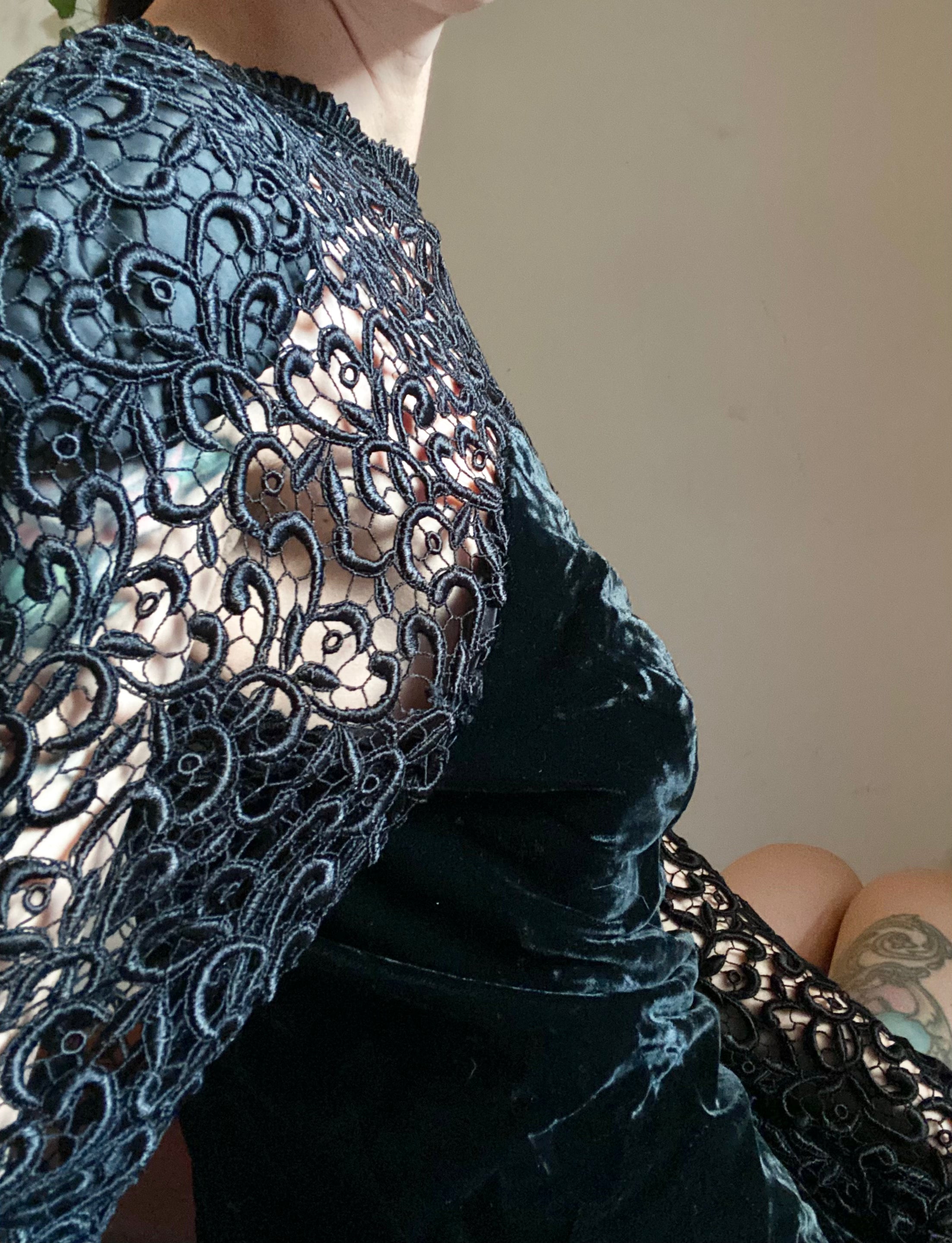 Abito tubino da occasione speciale con scollo a cuore in velluto e pizzo macramé