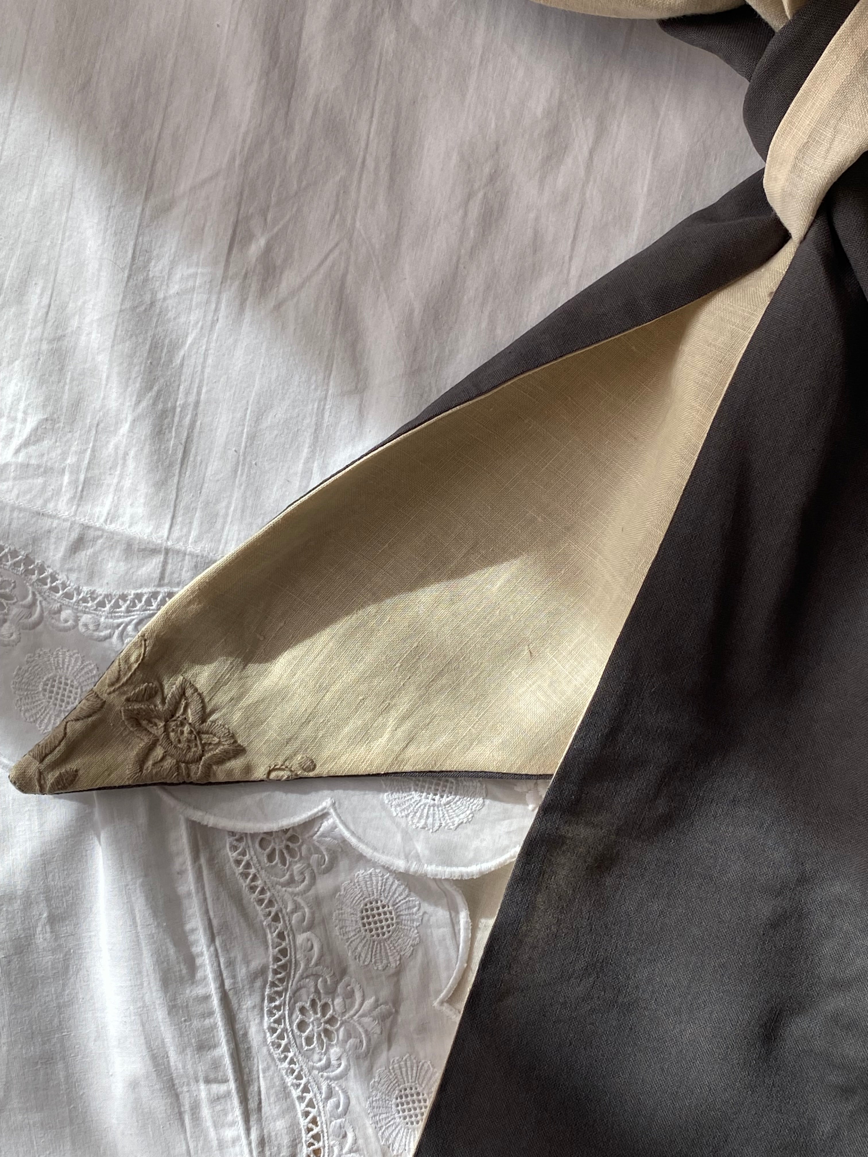 Double-sided sartorial bow in pure cotton and antique embroidery