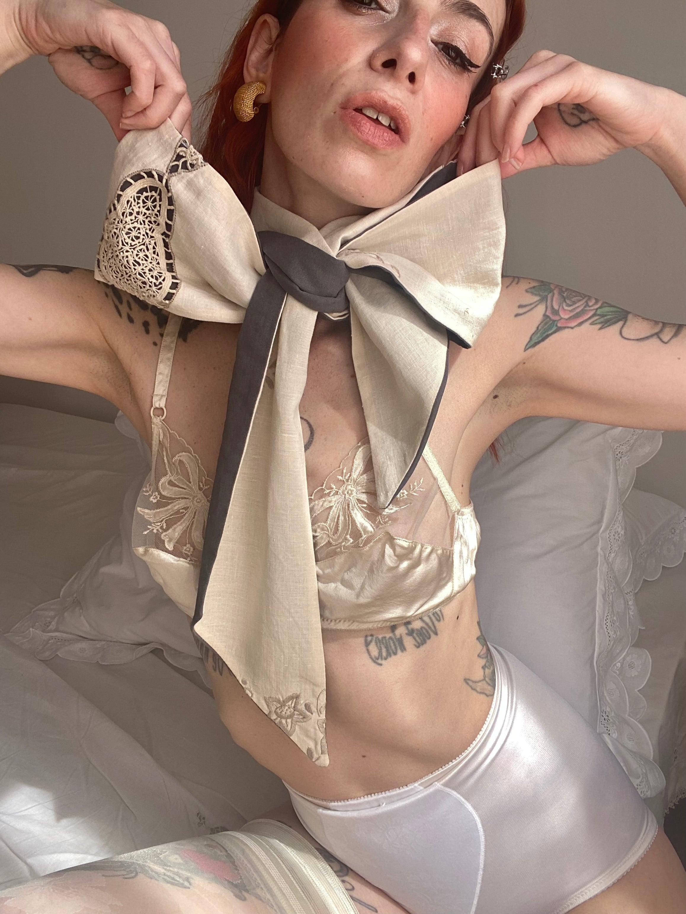 Fiocco sartoriale double face in puro cotone e ricami antichi