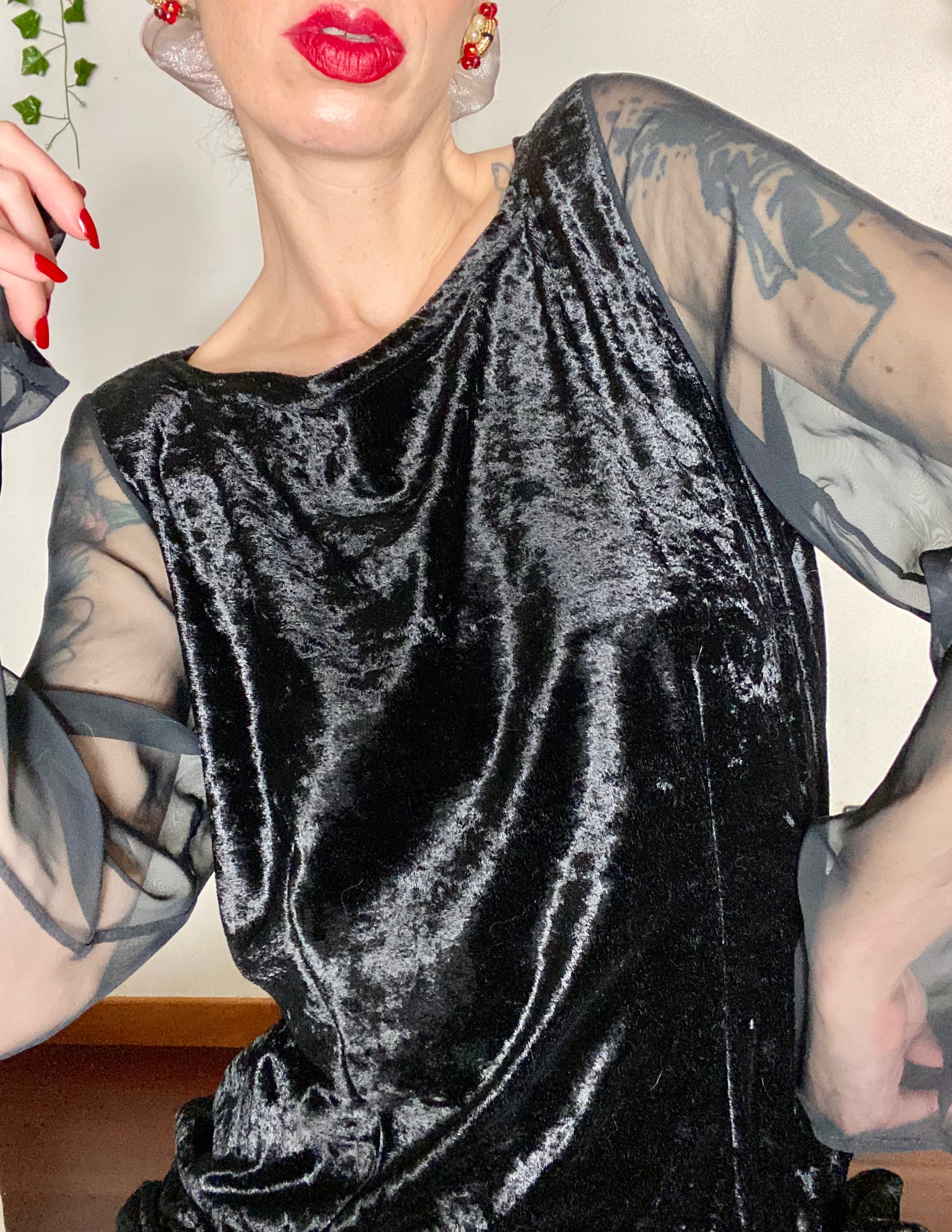 Tubino in velluto con maniche in velo