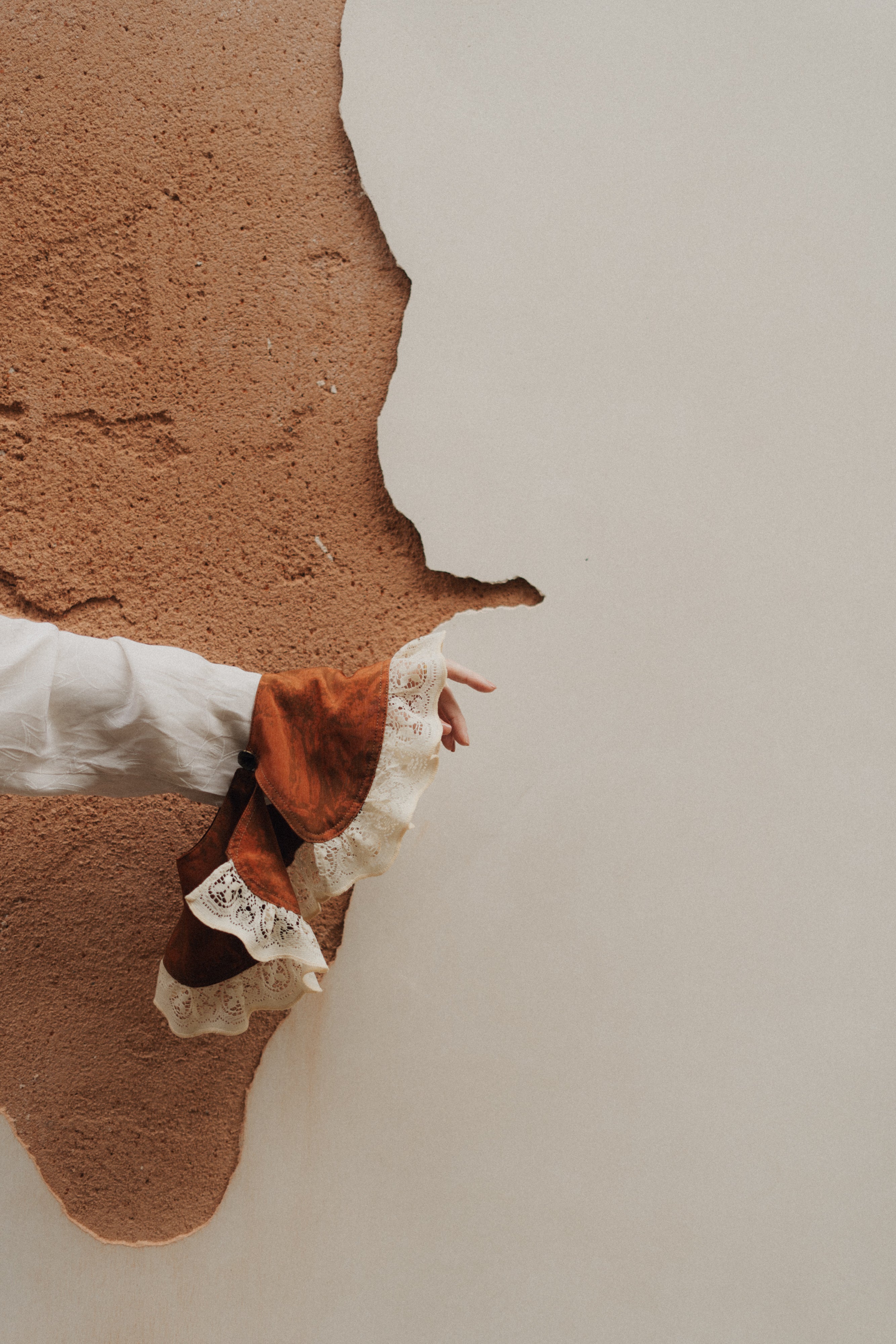 Terracotta Peter Pan collar in silk and antique Venetian lace