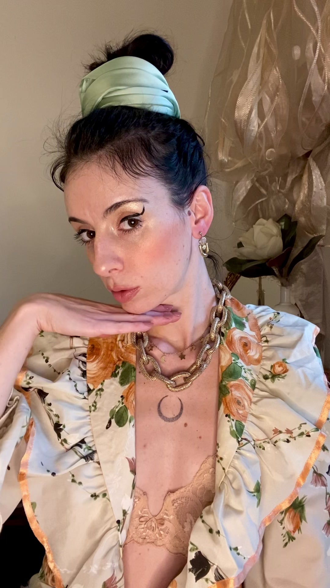 Boucles d'oreilles dorées avec pierre et diamant années 60