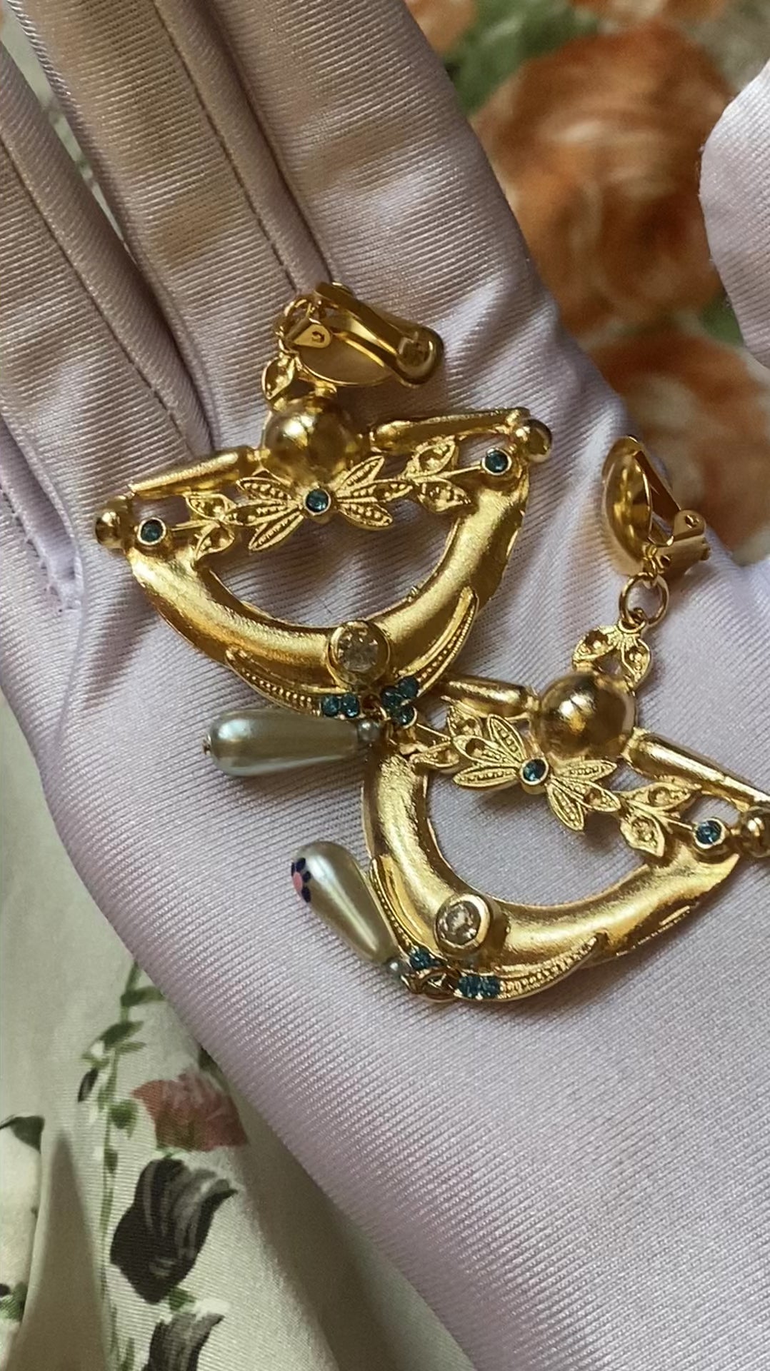 Boucles d'oreilles avec détails dorés et perles pendantes