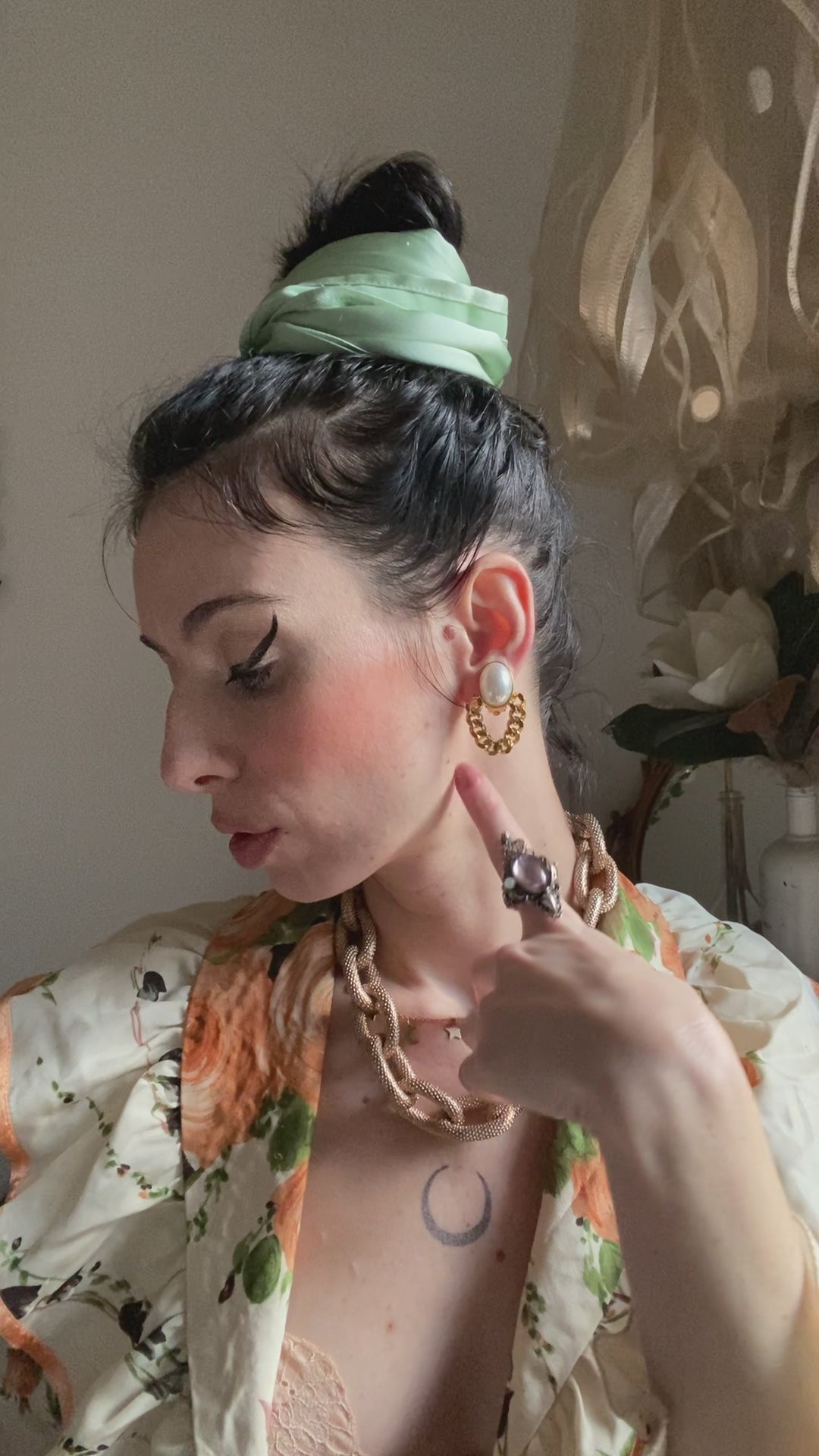 Orecchini a clip con perla e lavorazione intrecciata dorata