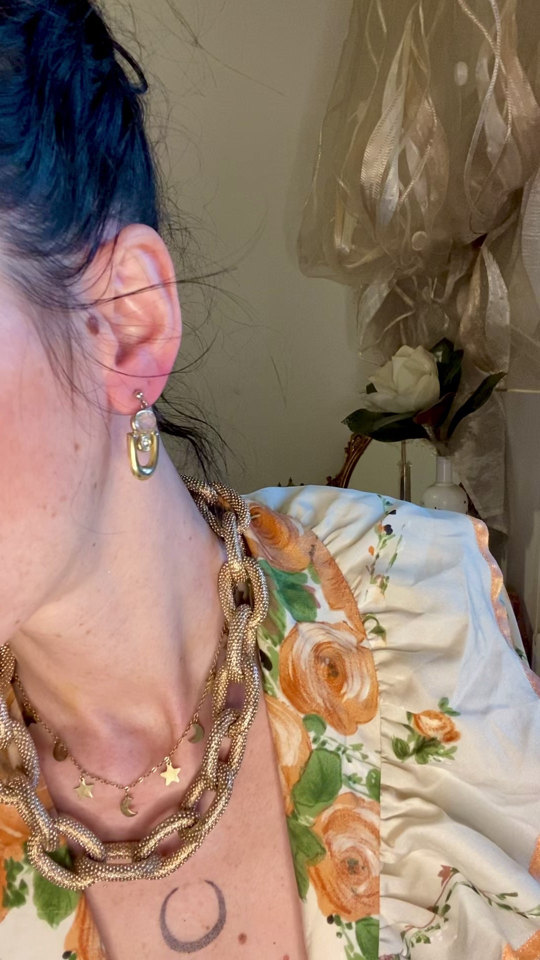 Boucles d'oreilles dorées avec pierre et diamant années 60