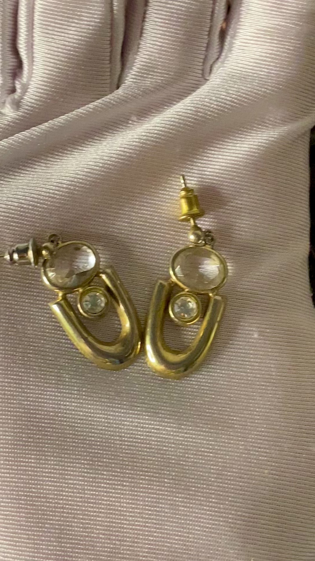 Boucles d'oreilles dorées avec pierre et diamant années 60