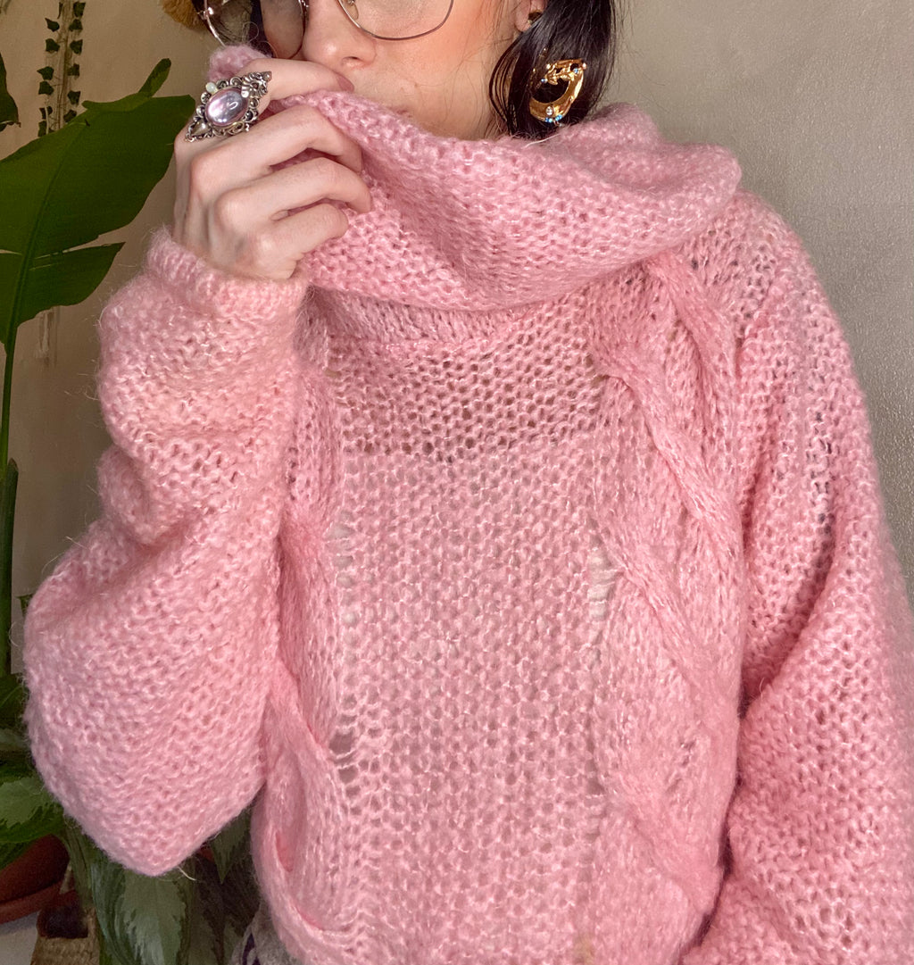 Pull col roulé en crochet rose