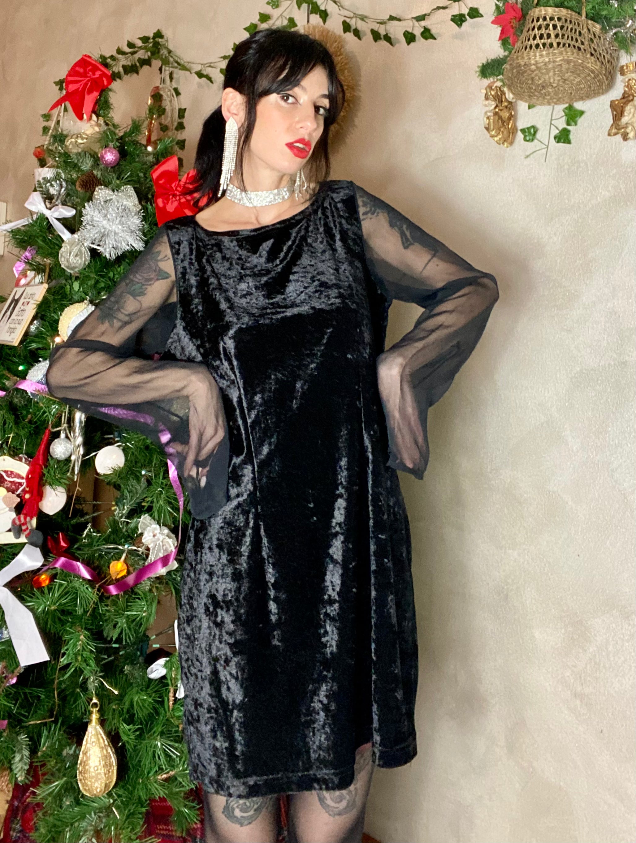 Tubino in velluto con maniche in velo