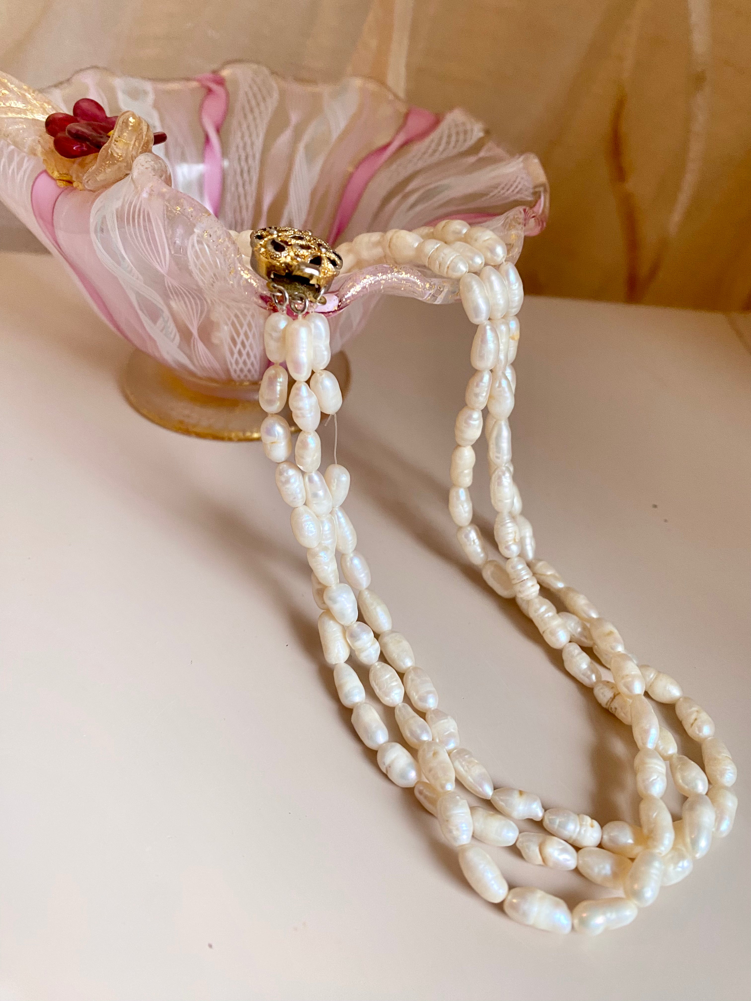 Collana in perle tre fili con chiusura in oro