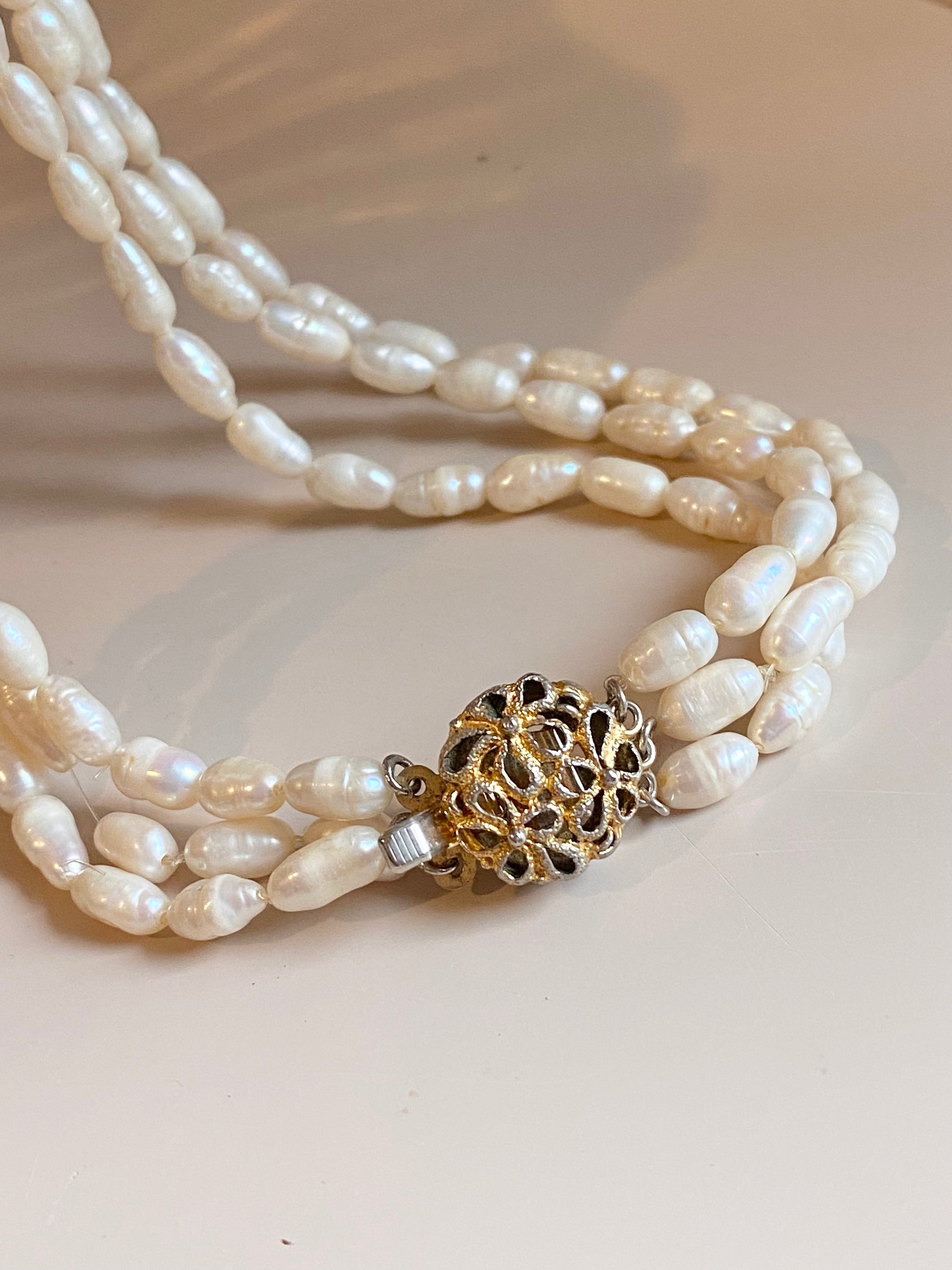 Collana in perle tre fili con chiusura in oro