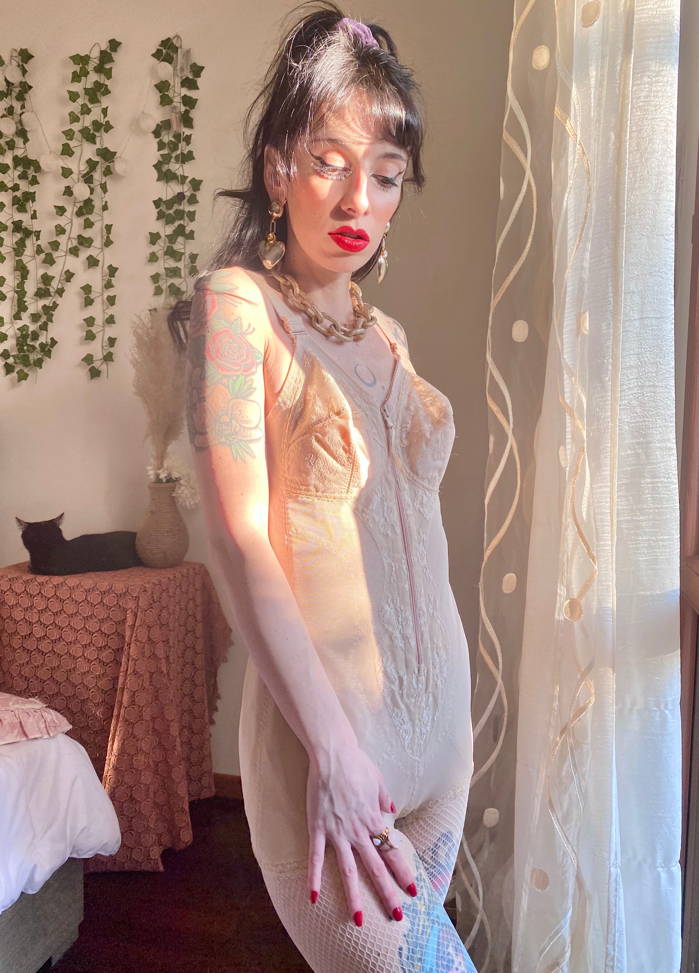 Guaina modellante a proiettile con dettagli in pizzo