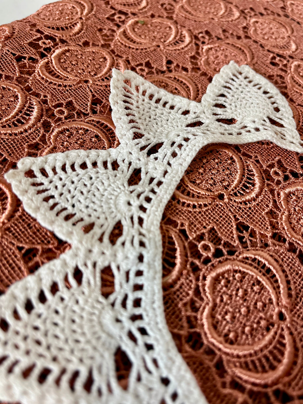Col en frivolité au crochet