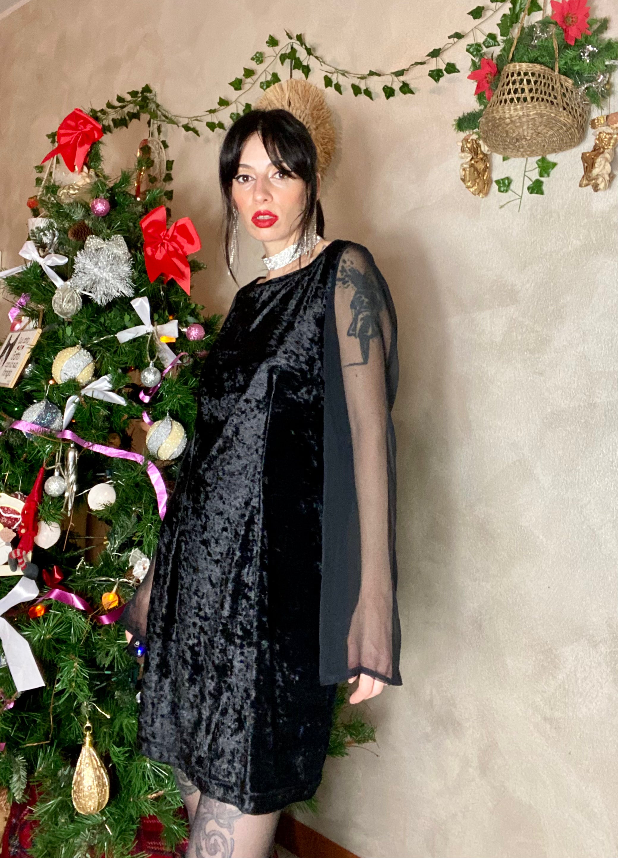 Tubino in velluto con maniche in velo