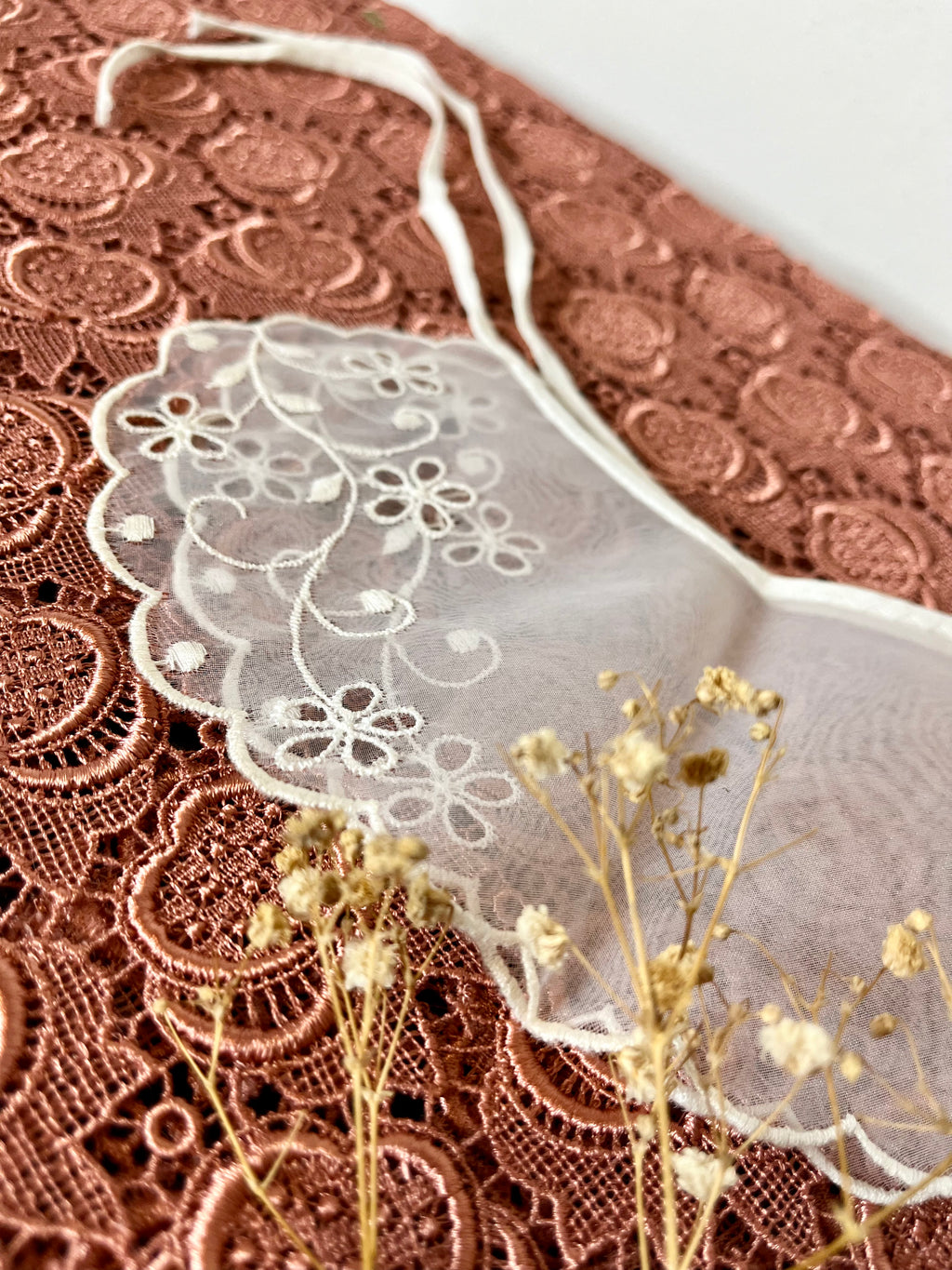 Colletto in organza Puritan ricamato