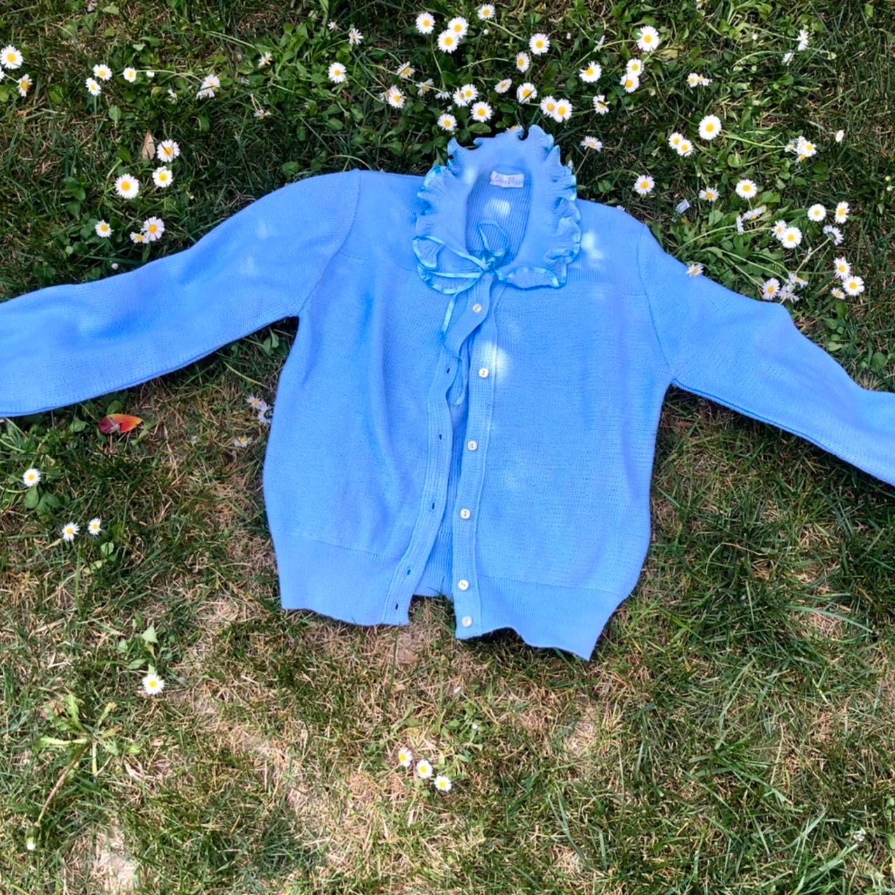 Cardigan pastello con colletto e polsini arricciati