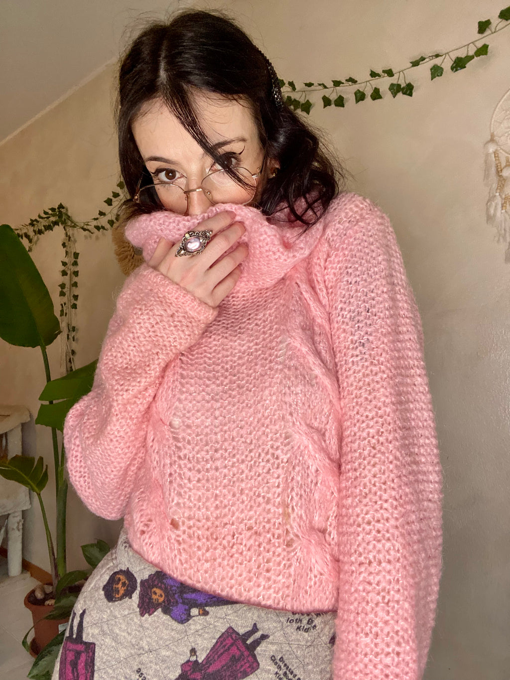 Pull col roulé en crochet rose