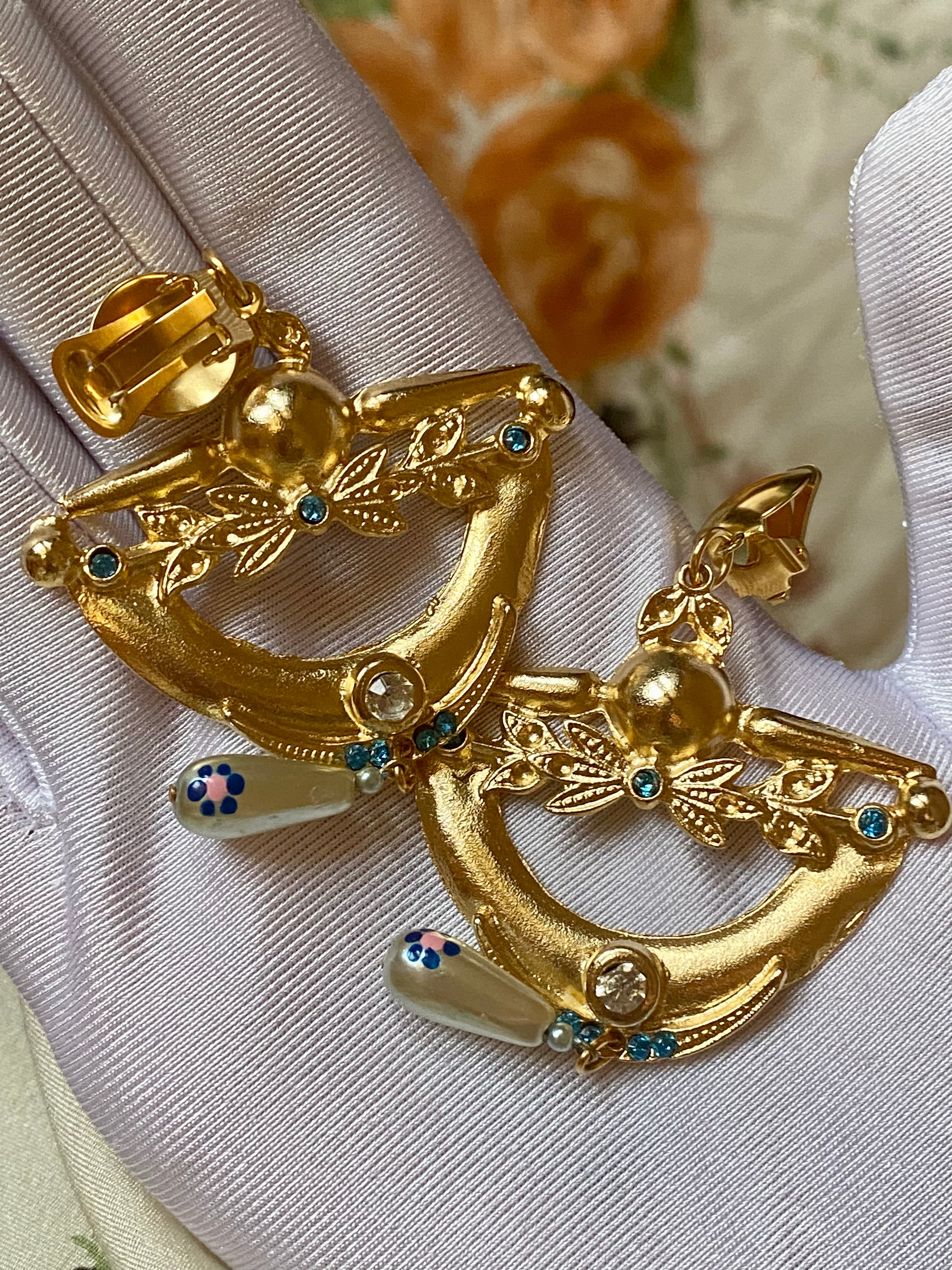 Boucles d'oreilles avec détails dorés et perles pendantes