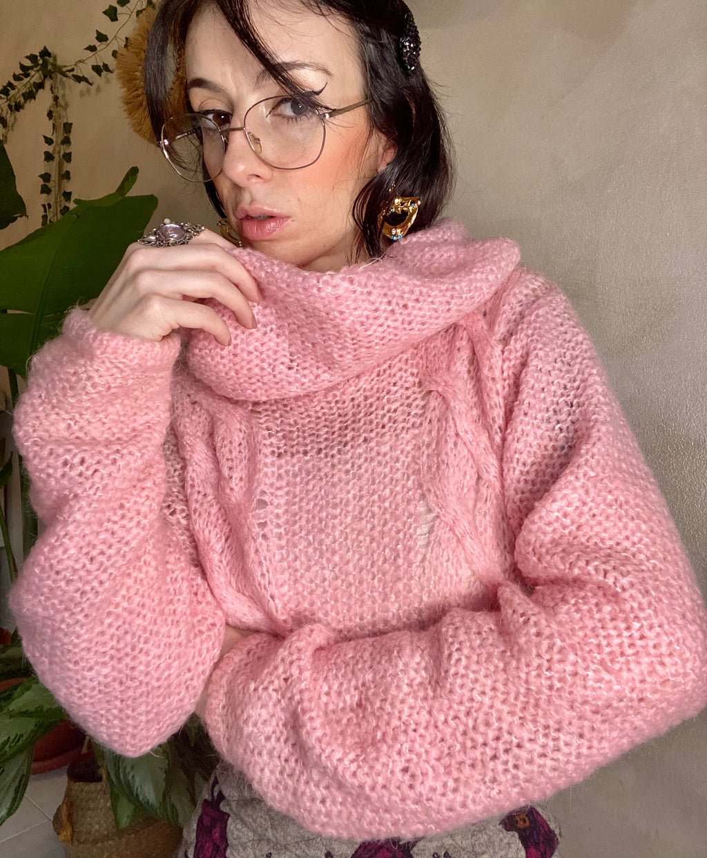 Pull col roulé en crochet rose