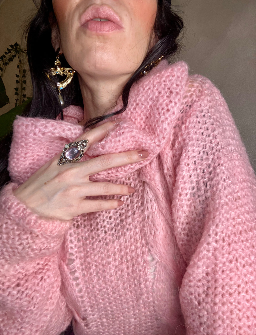 Pull col roulé en crochet rose