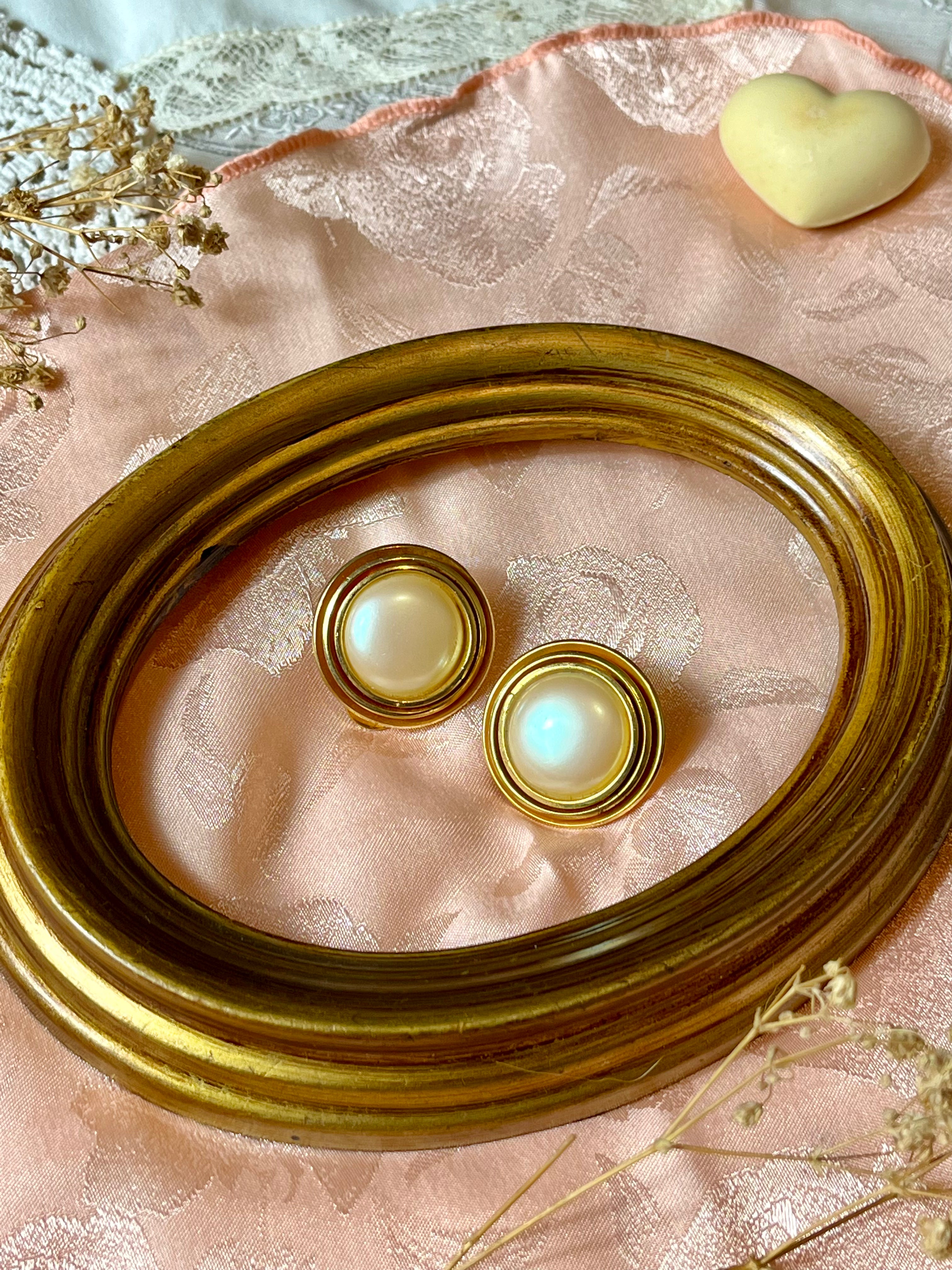 Orecchini dorati a bottone con perla