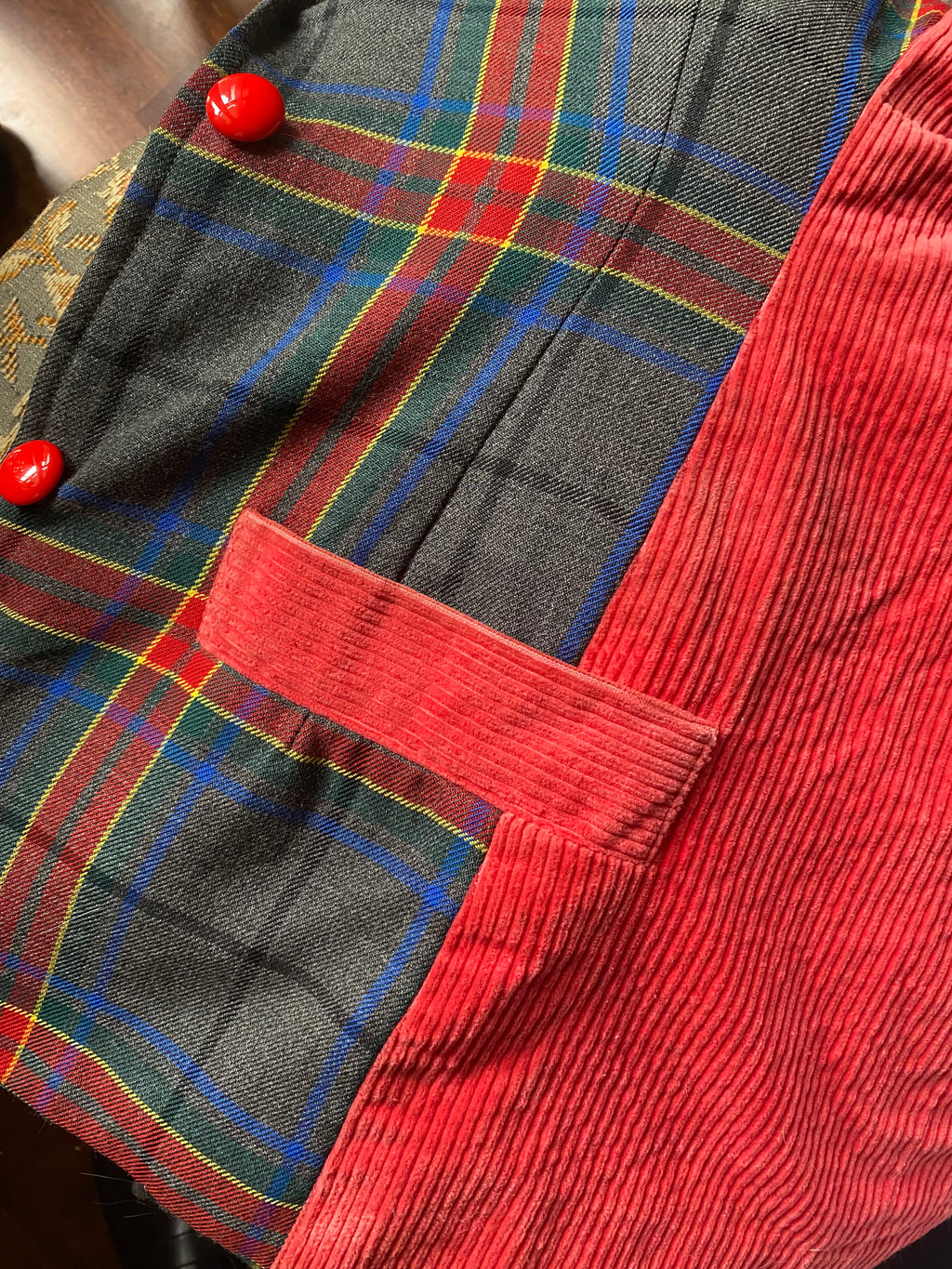 Blazer tartan monopetto con colletto e dettagli in velluto a coste
