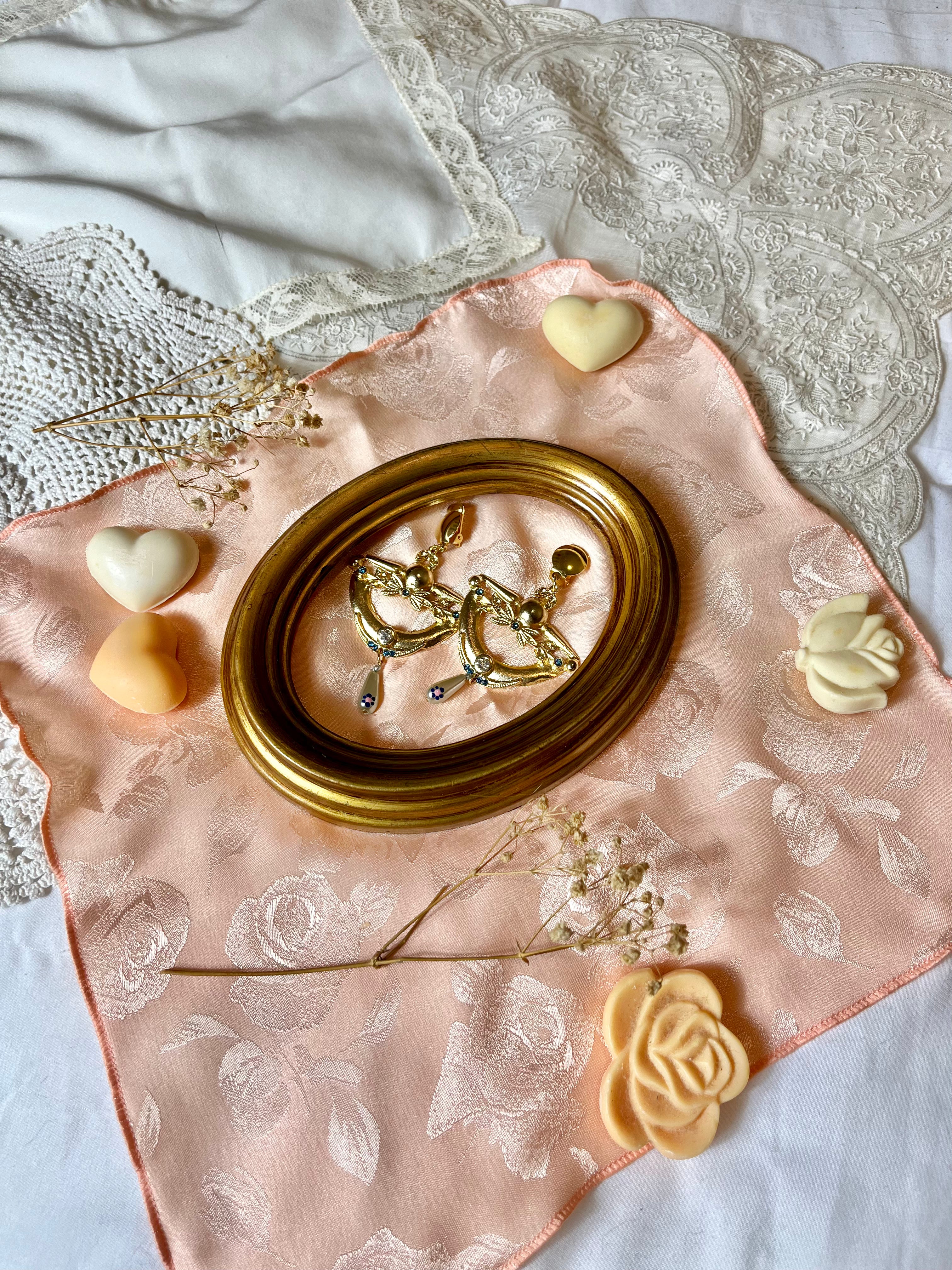 Boucles d'oreilles avec détails dorés et perles pendantes