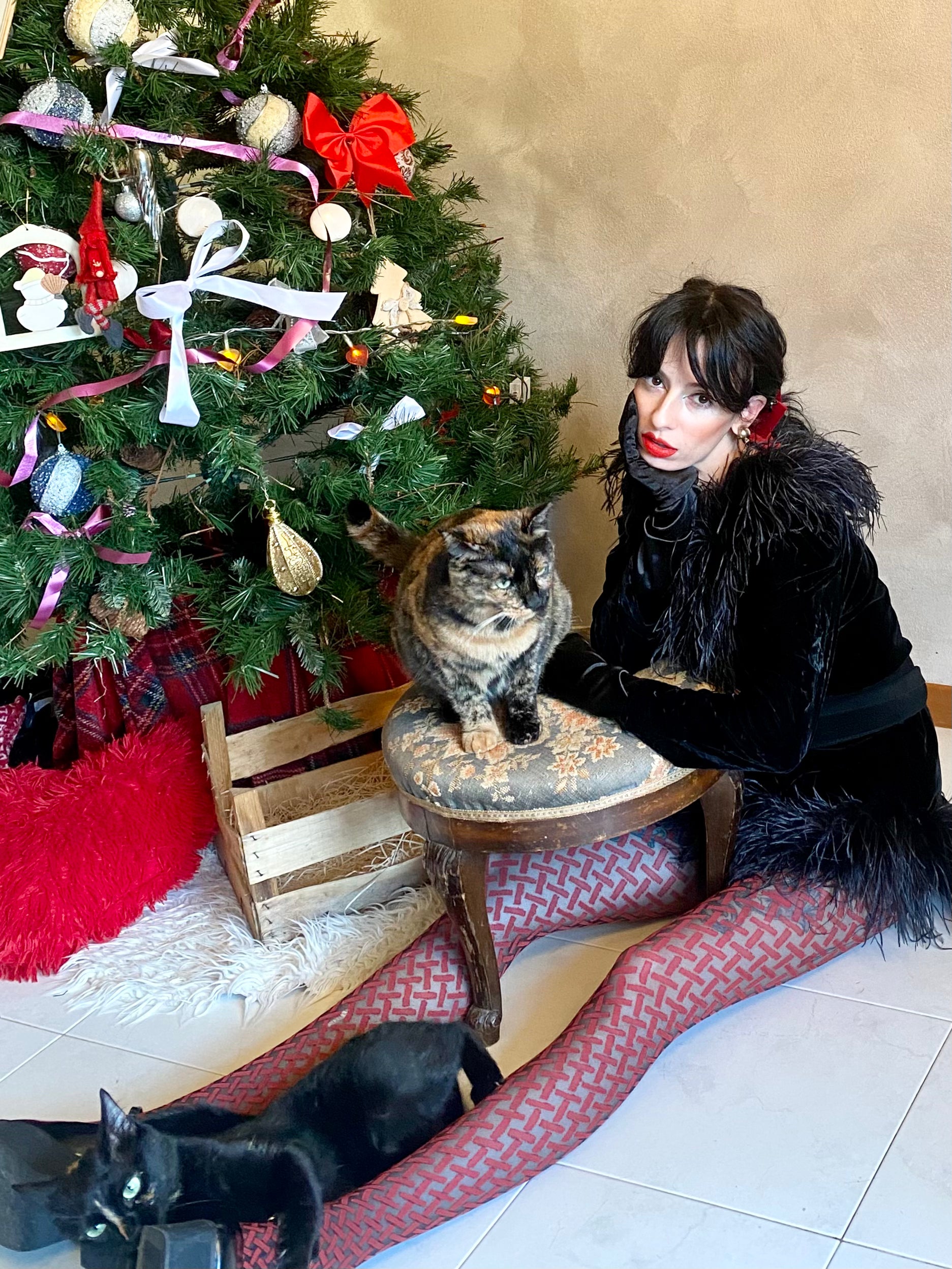 Abito capodanno a tubino in velluto con dettagli in piume