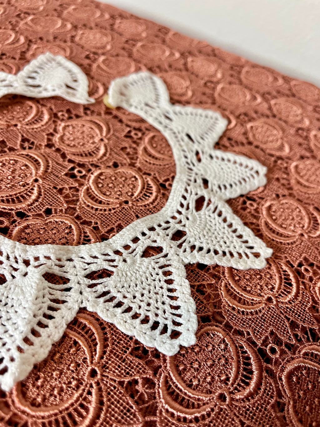 Col en frivolité au crochet