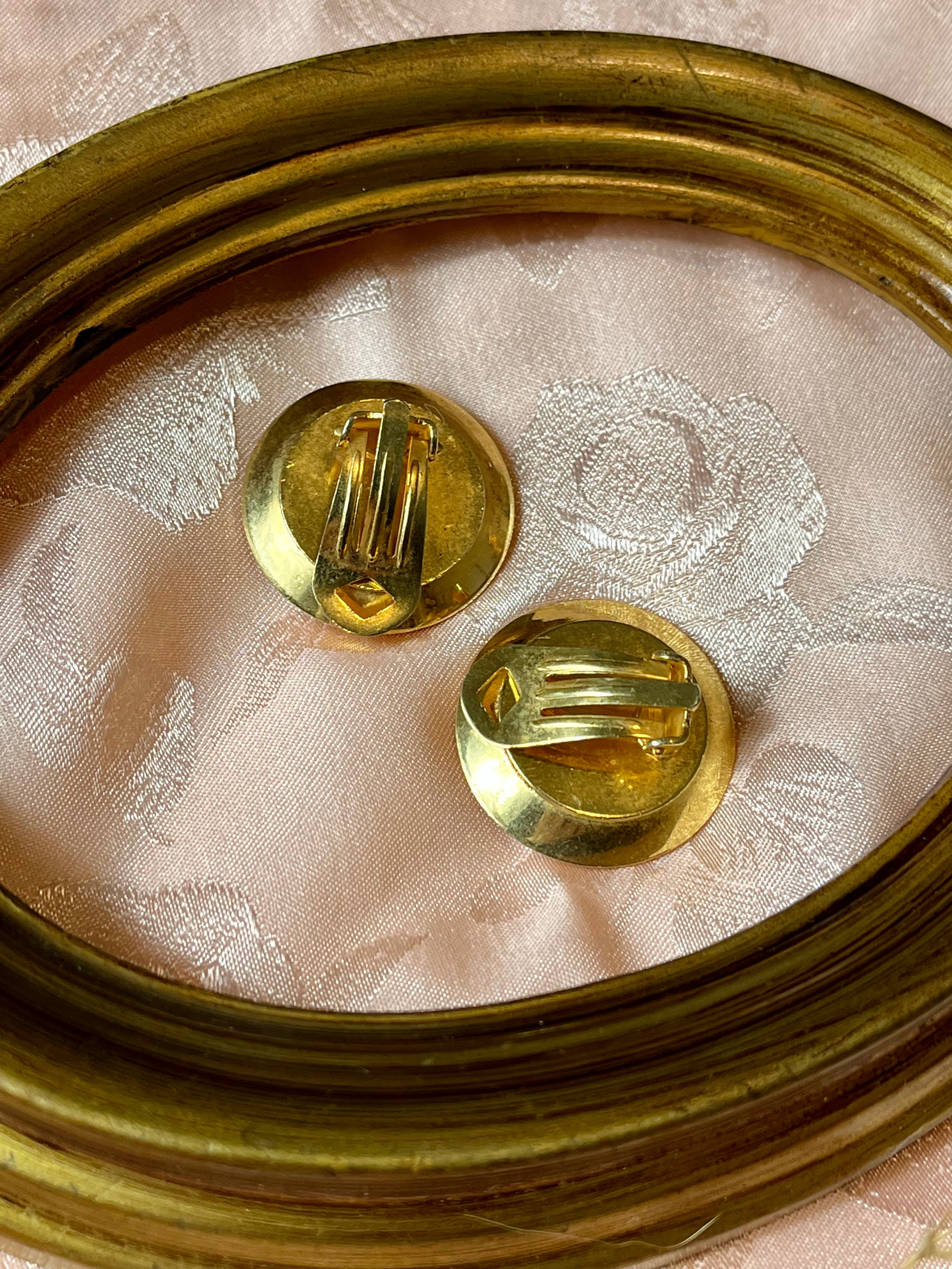 Orecchini dorati a bottone con perla