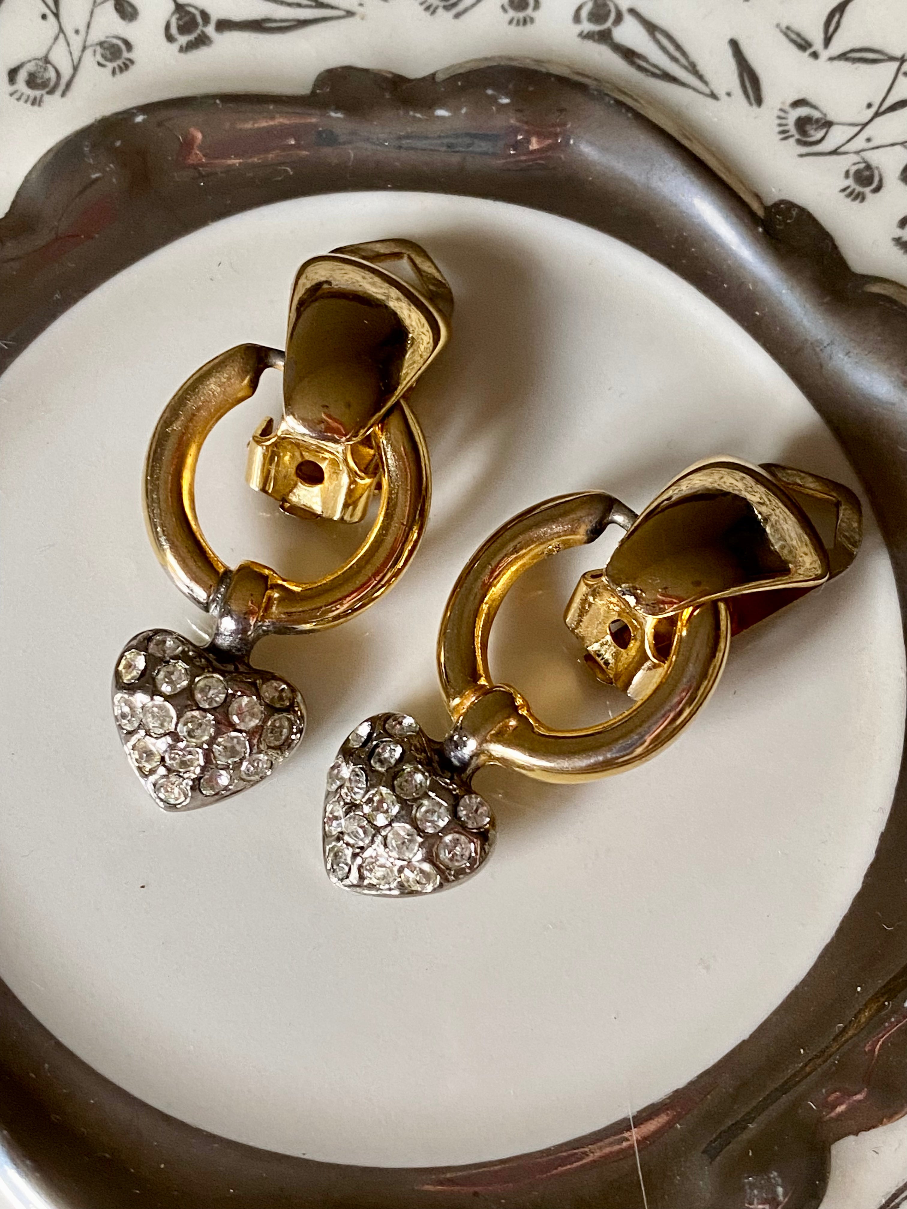 Boucles d'oreilles avec petits pendentifs coeur