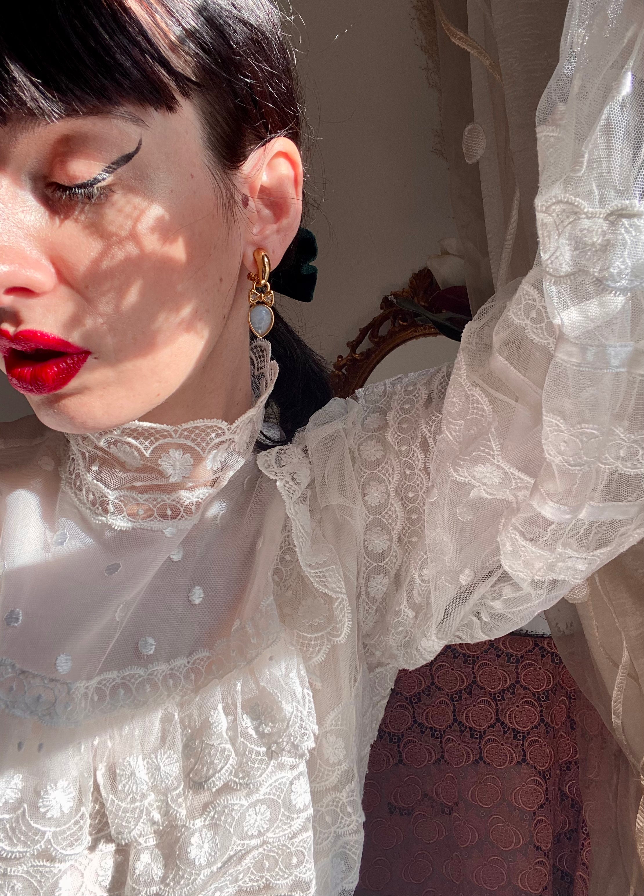 Boucles d'oreilles nœud et pendantes en opalite