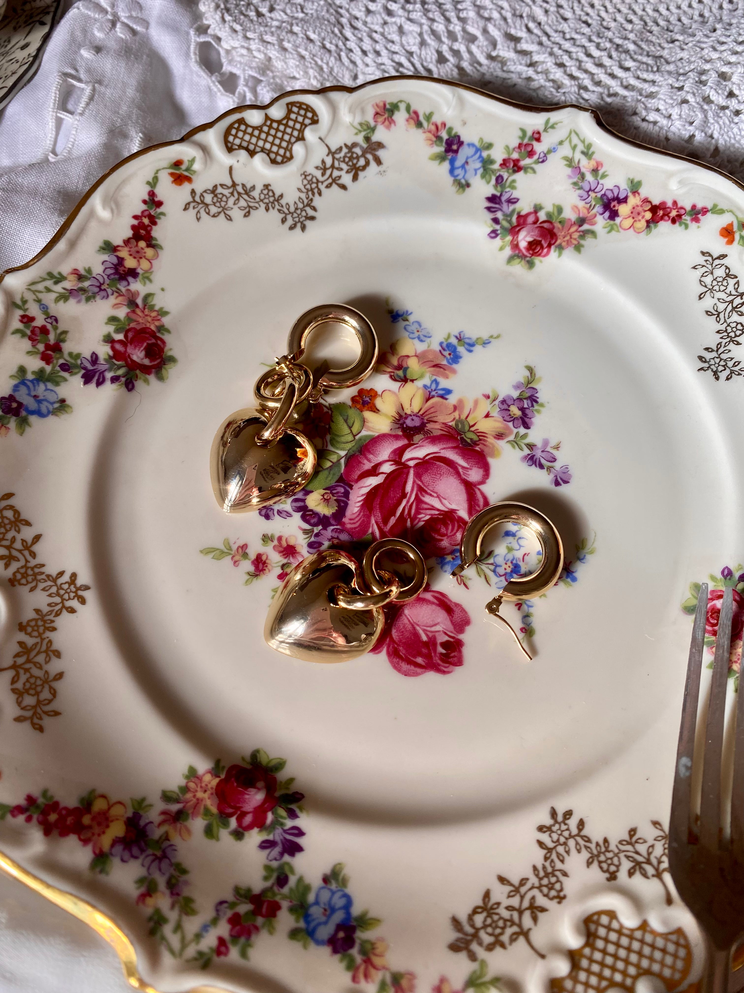 Assembler et démonter les boucles d'oreilles pendantes en forme de cœur