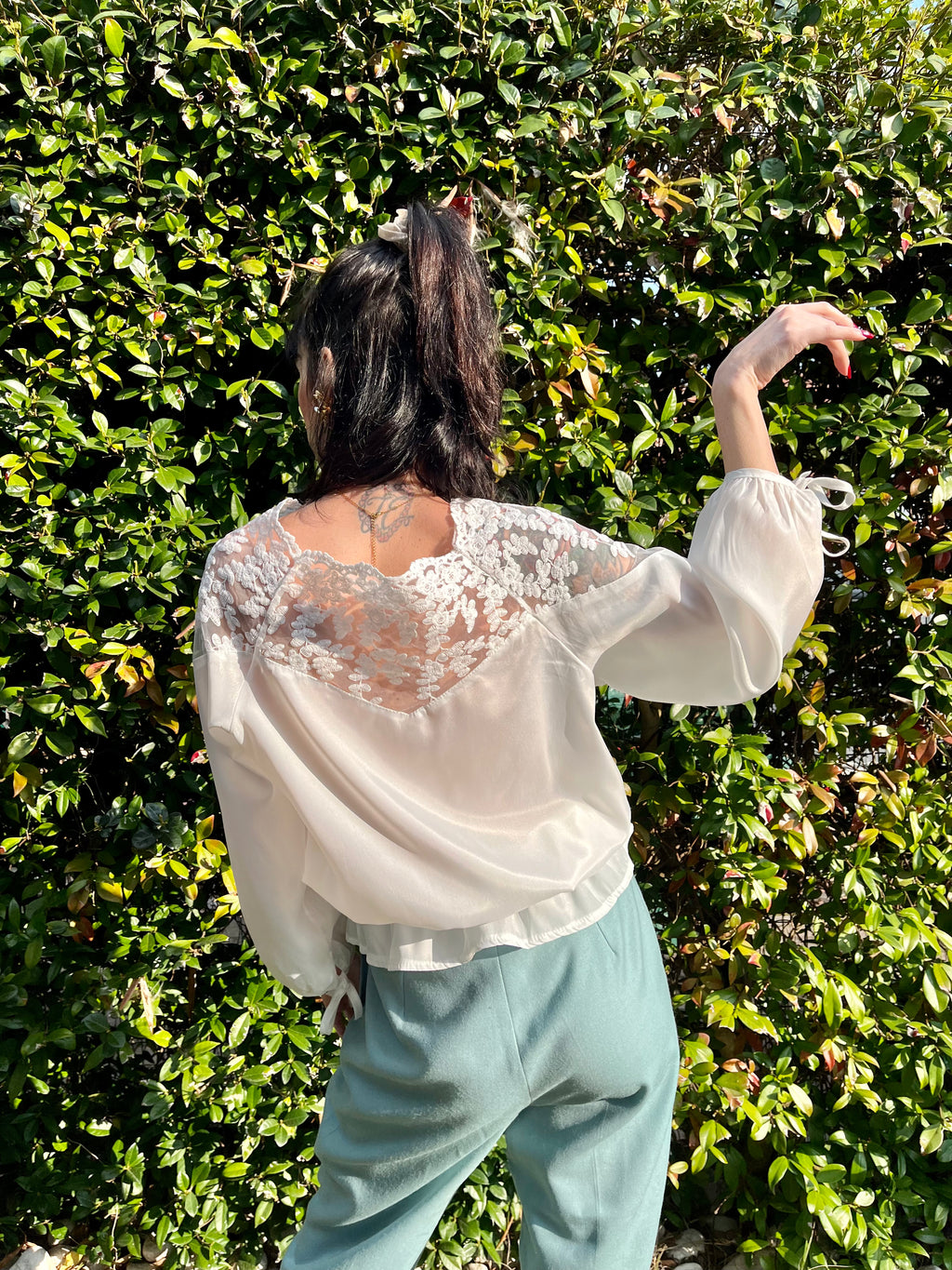 Blusa con dettaglio a triangolo in velo ricamato