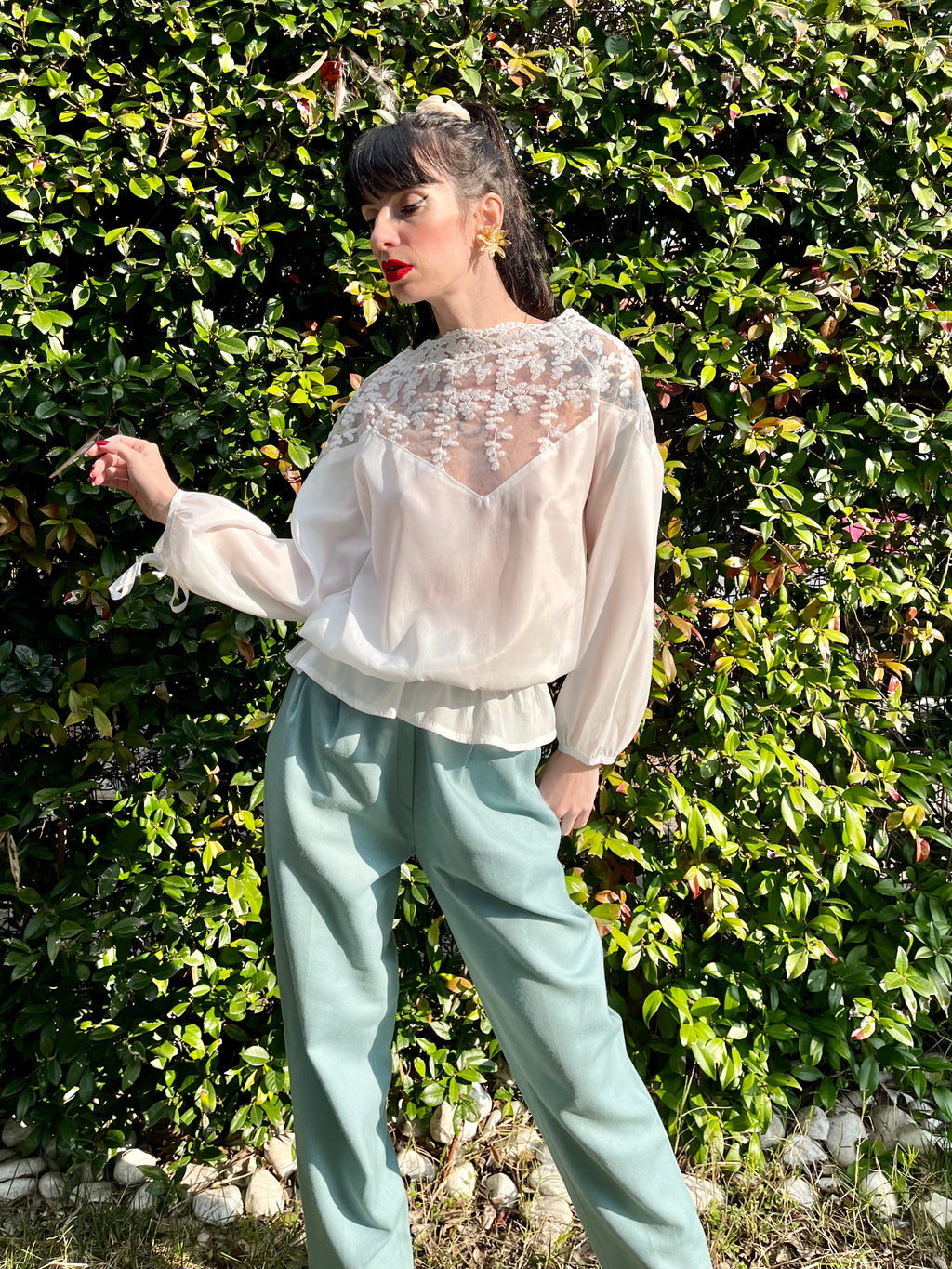 Blusa con dettaglio a triangolo in velo ricamato