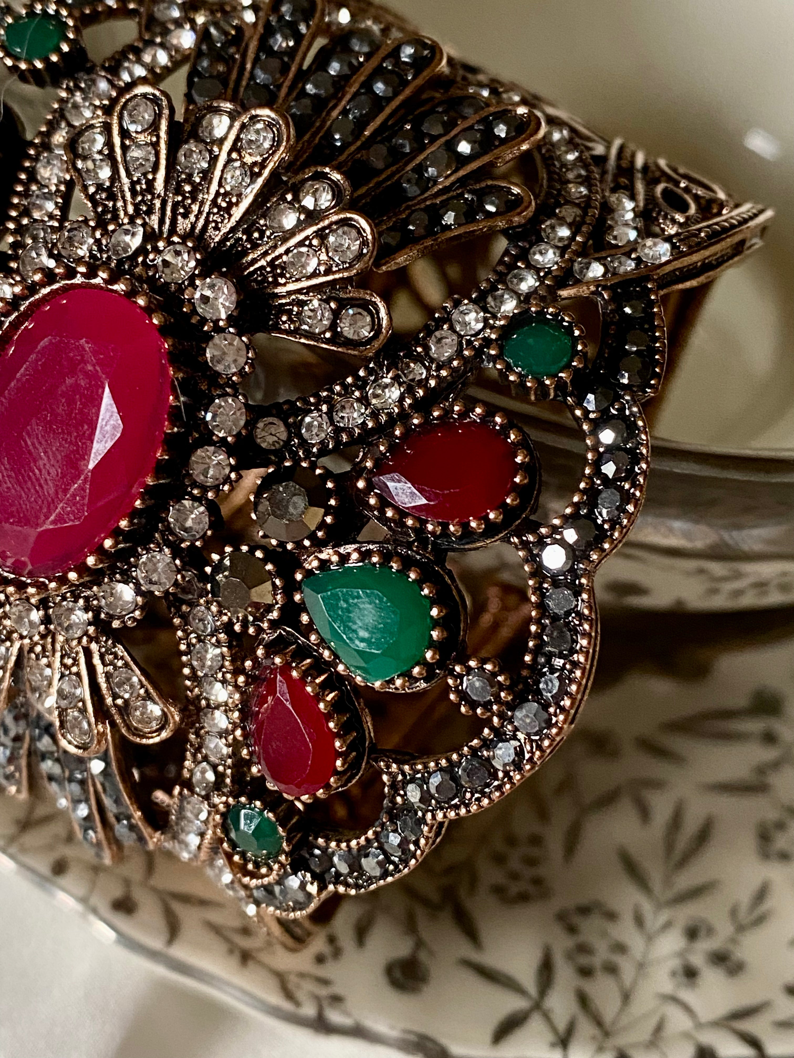 Bracciale rigido etnico con pietre e strass