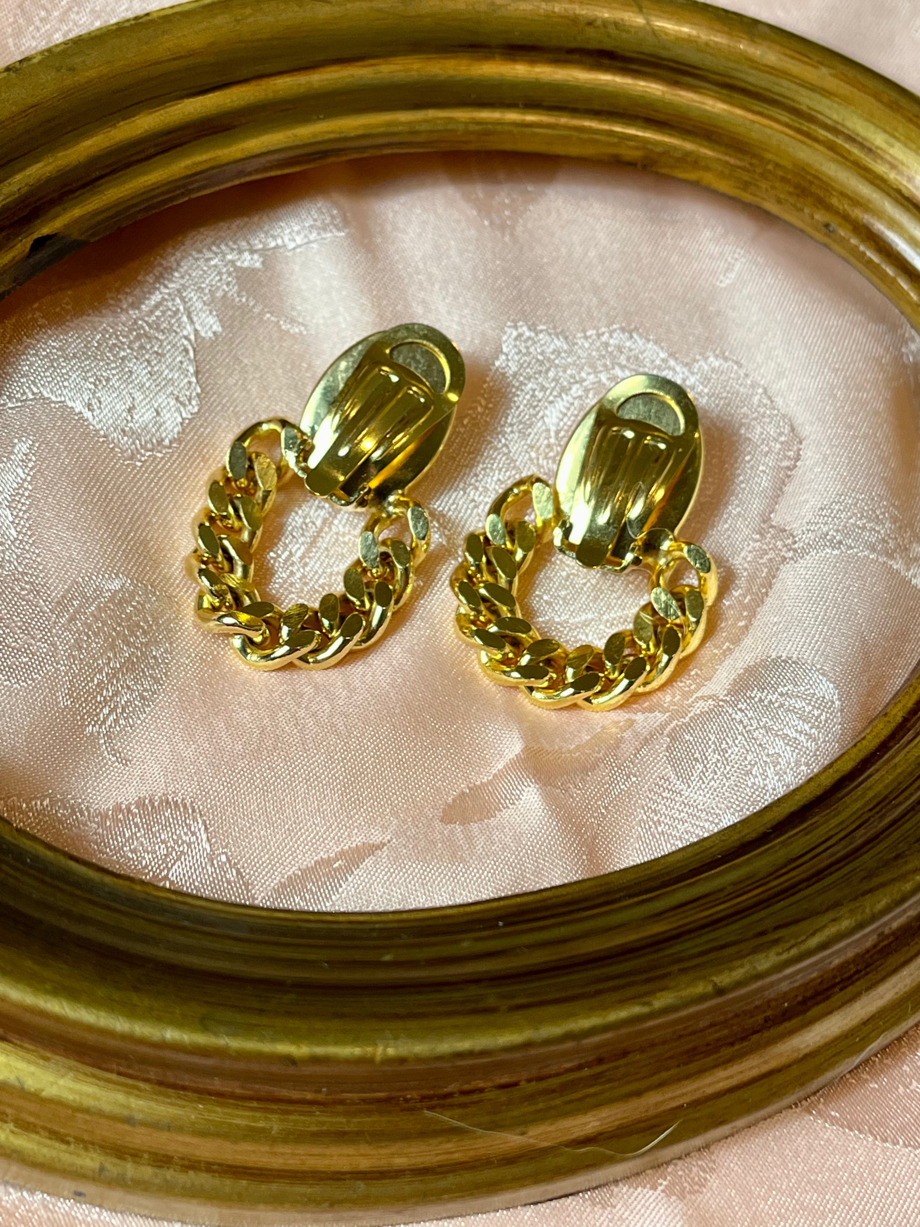 Orecchini a clip con perla e lavorazione intrecciata dorata