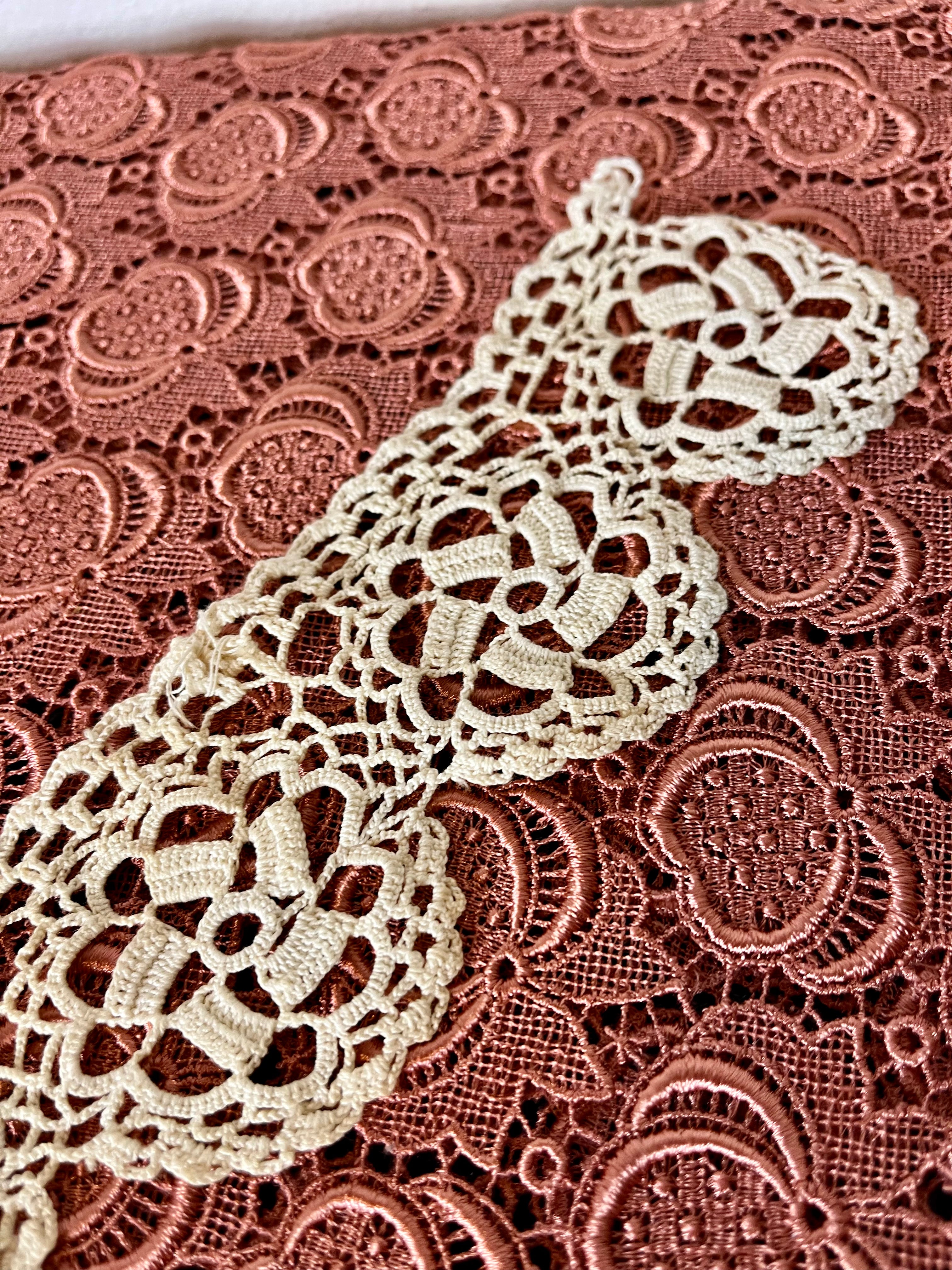 Colletto Chiacchierino in pizzo tinta sabbia