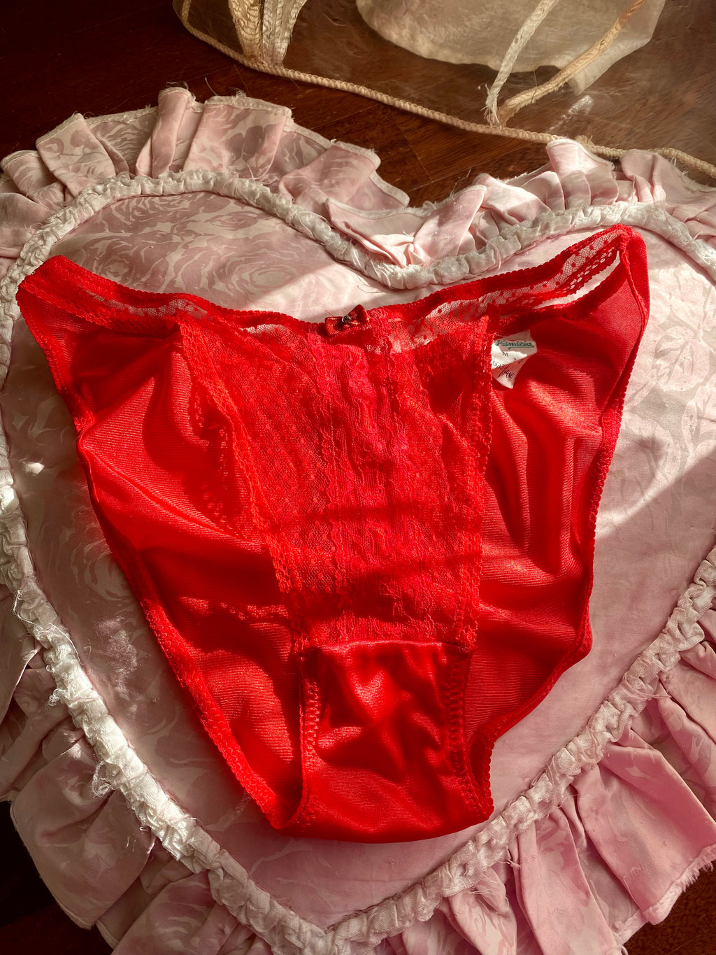 Slip en voile à pois en dentelle