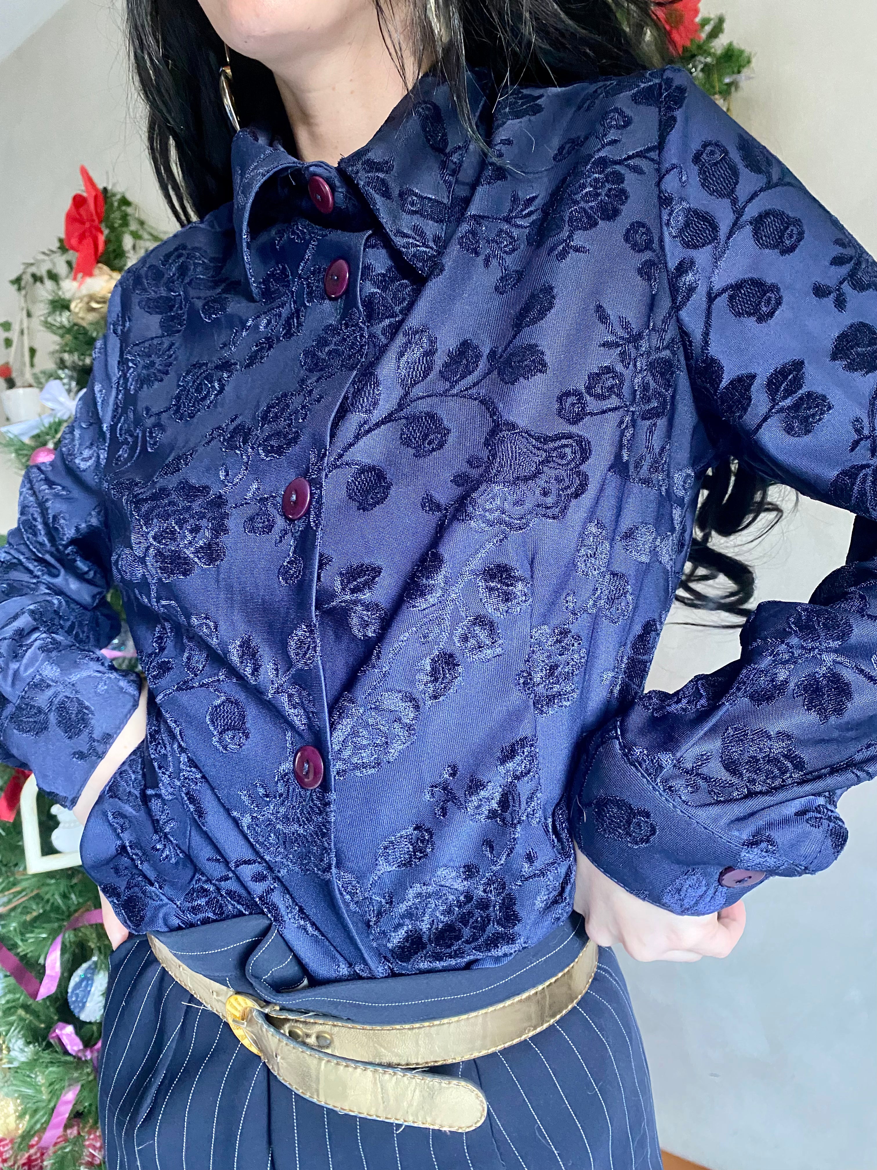 Camicia blu con rose in velluto e collo wing