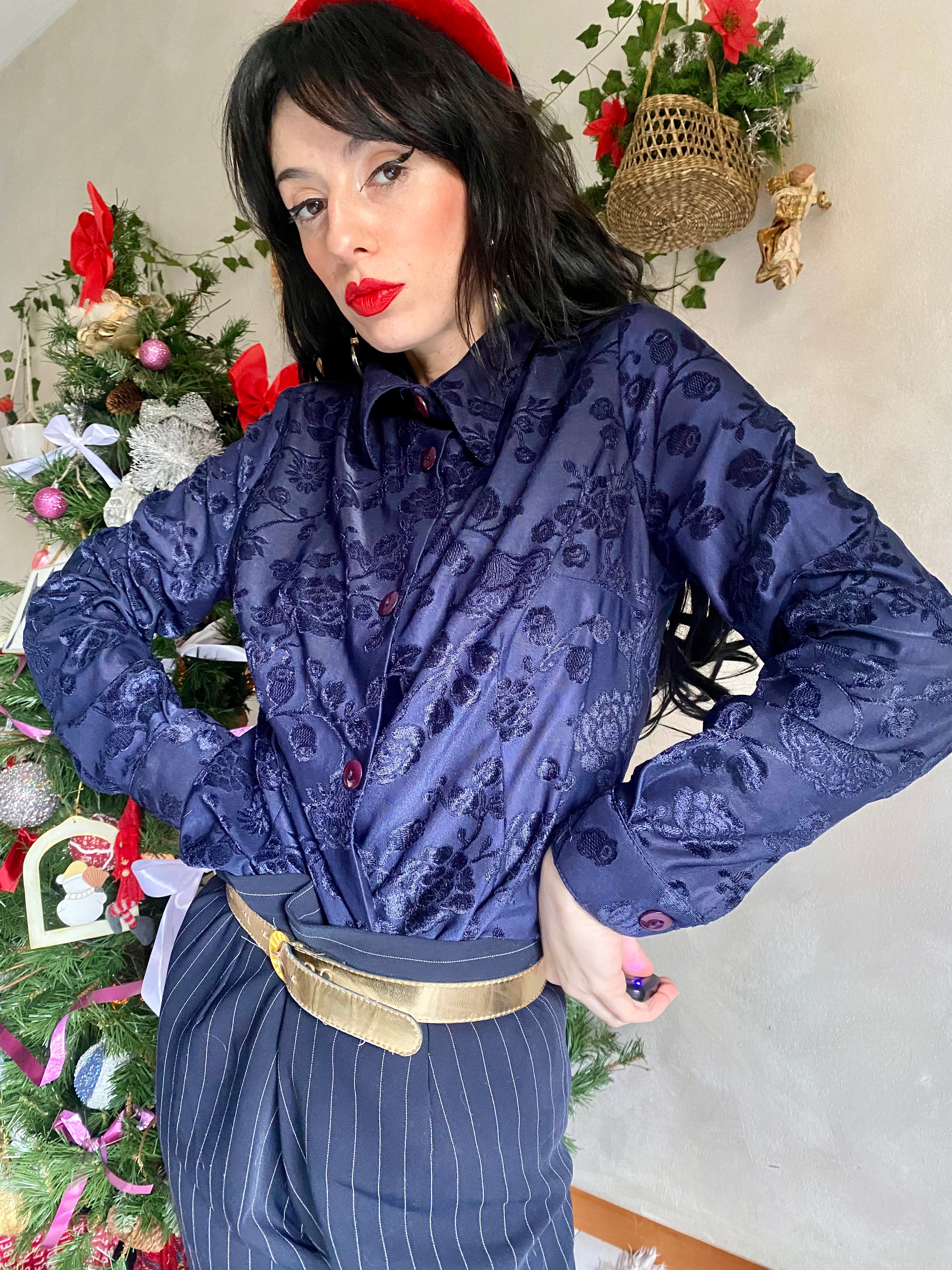 Camicia blu con rose in velluto e collo wing