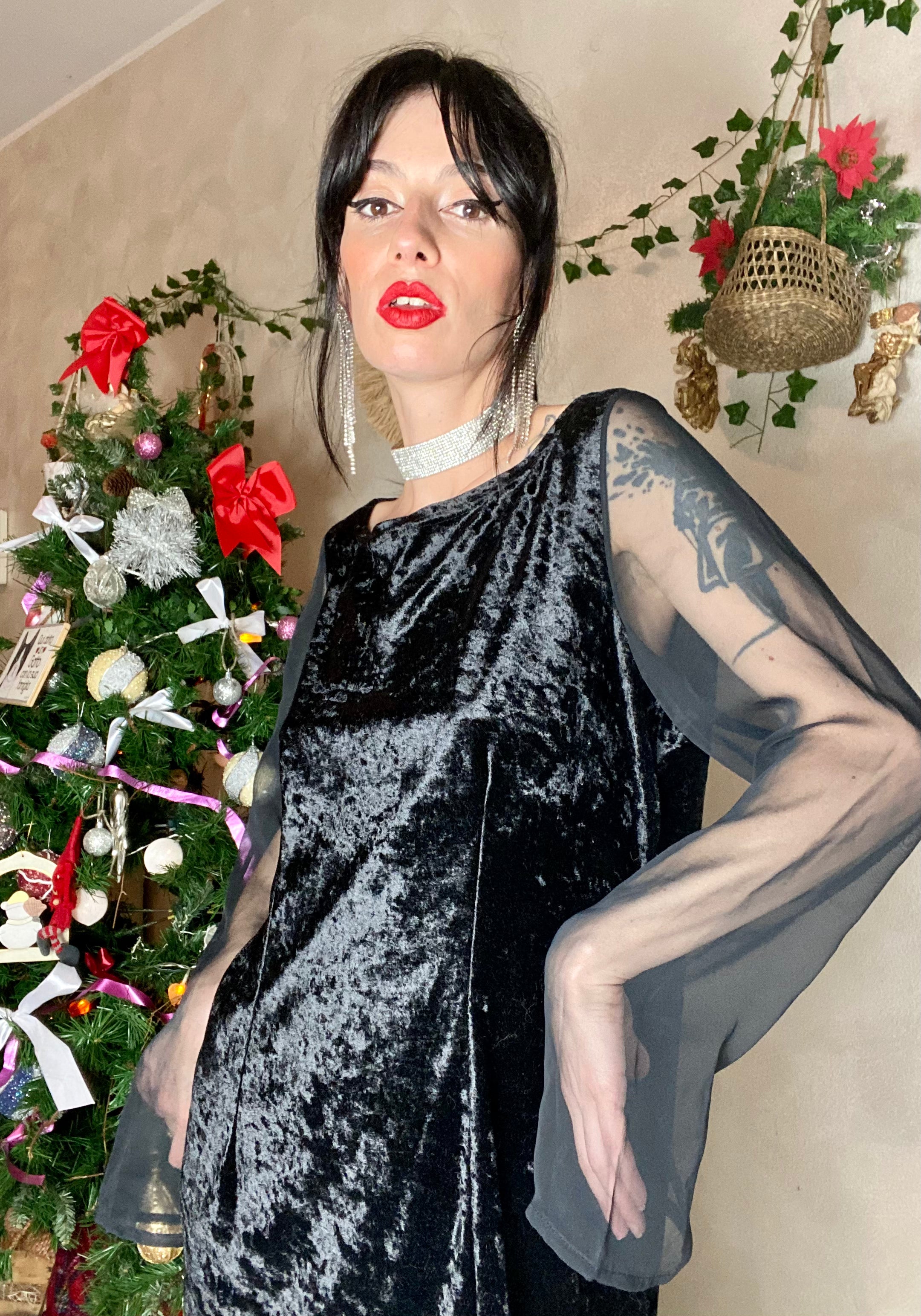 Tubino in velluto con maniche in velo