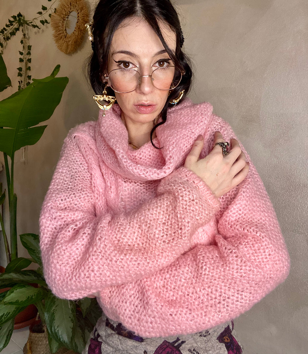 Pull col roulé en crochet rose