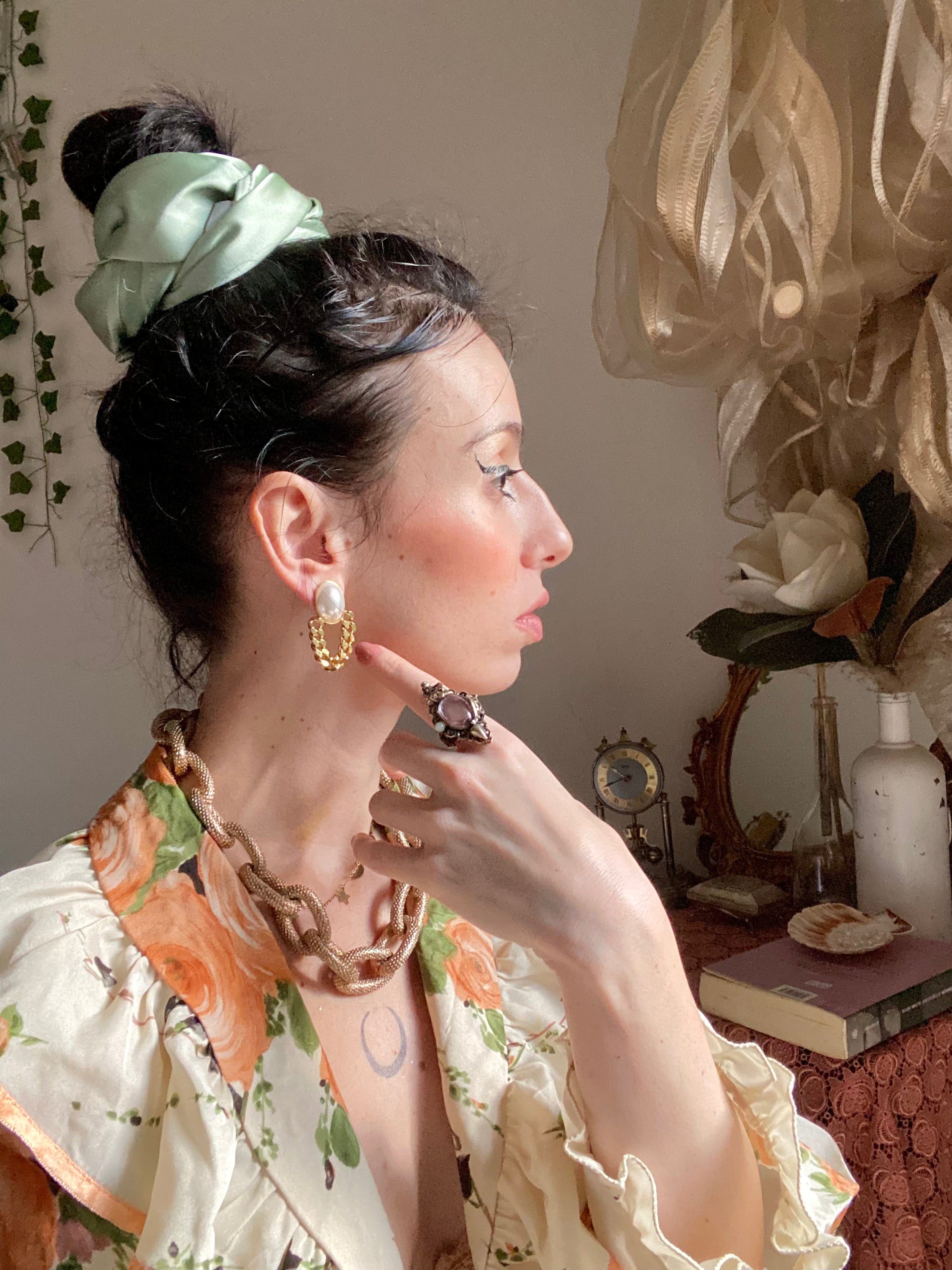 Orecchini a clip con perla e lavorazione intrecciata dorata